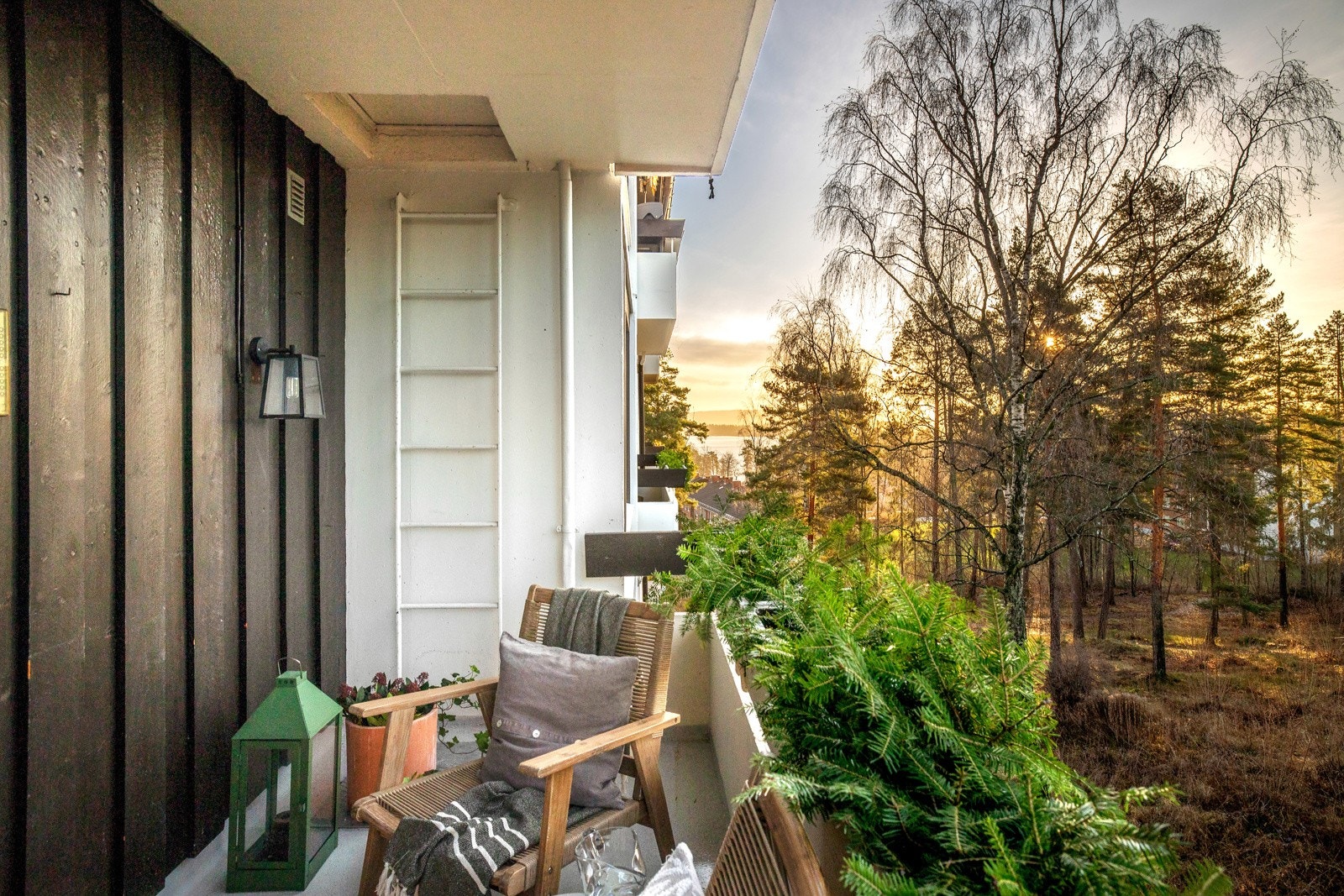 På balkongen har god plass til en hyggelig sittegruppe. Galleribilde