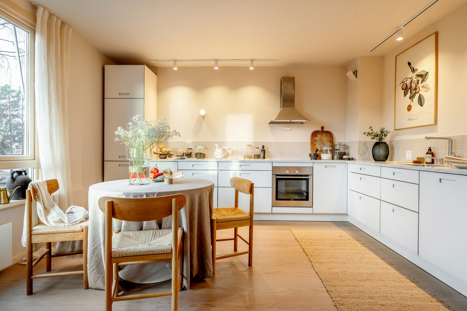 Kjøkkenet er et påkostet og stilrent kvalitetskjøkken fra tyske Next 125, med hvitevarer fra Miele, Gaggenau og Siemens. Galleribilde