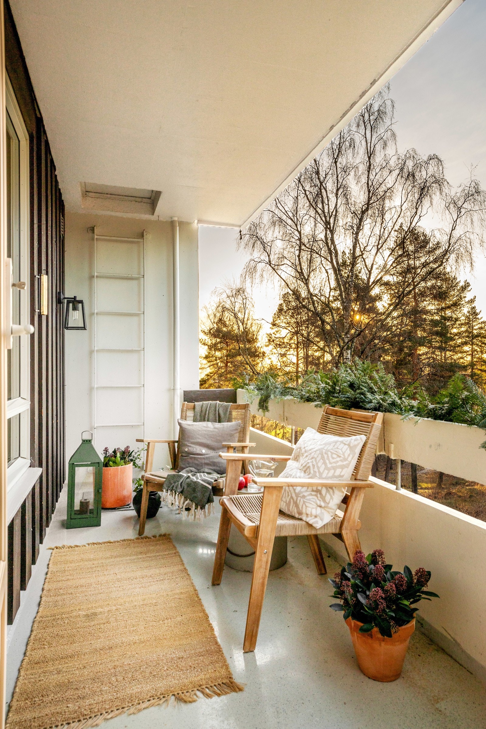 Balkongen har åpent og fritt utsyn mot grønne omgivelser og fjorden. Galleribilde