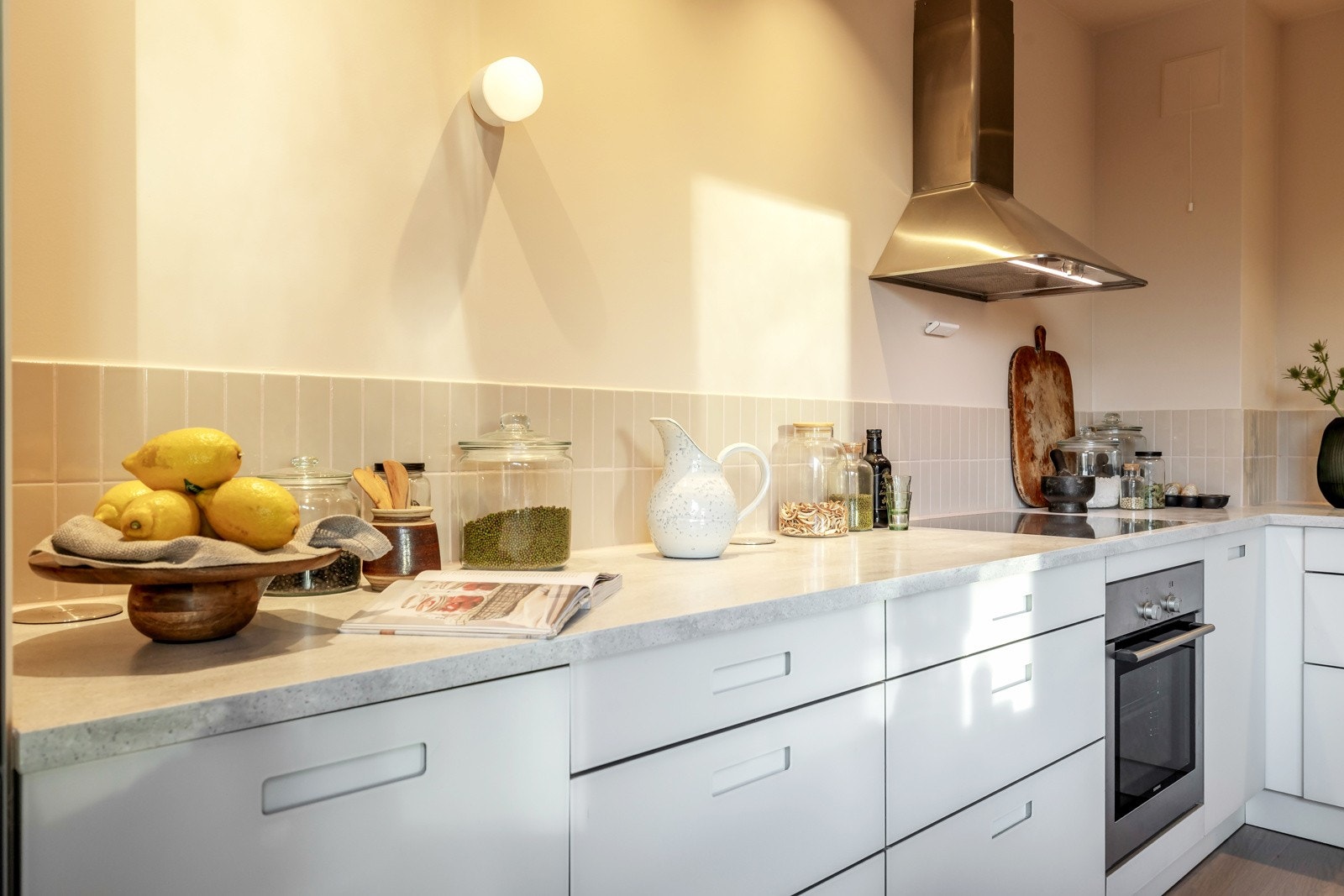 Kjøkkenet er utstyrt med integrerte hvitevarer. Kjøl/frys fra Miele med isbitfunksjon og vanntilkobling. Miele induksjonstopp, Siemens stekeovn og Gaggenau oppvaskmaskin. Galleribilde