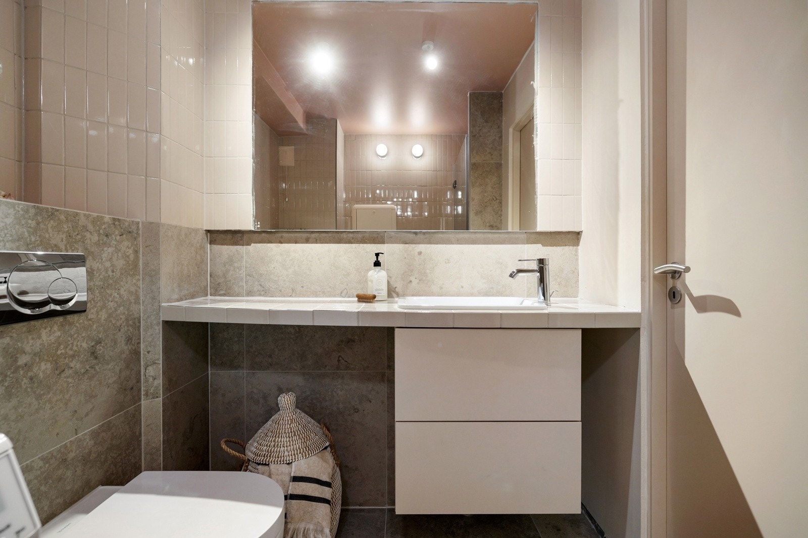 Badet er utstyrt med vegghengt toalett fra Duravit, servant fra Villeroy og Bosh med servantbatteri fra Grohe. Galleribilde