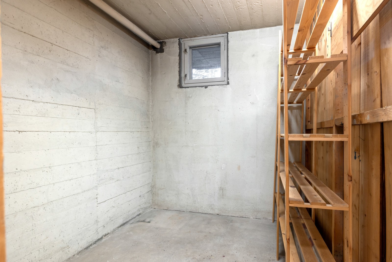 Stor bod på 5 kvm med hyller. Galleribilde