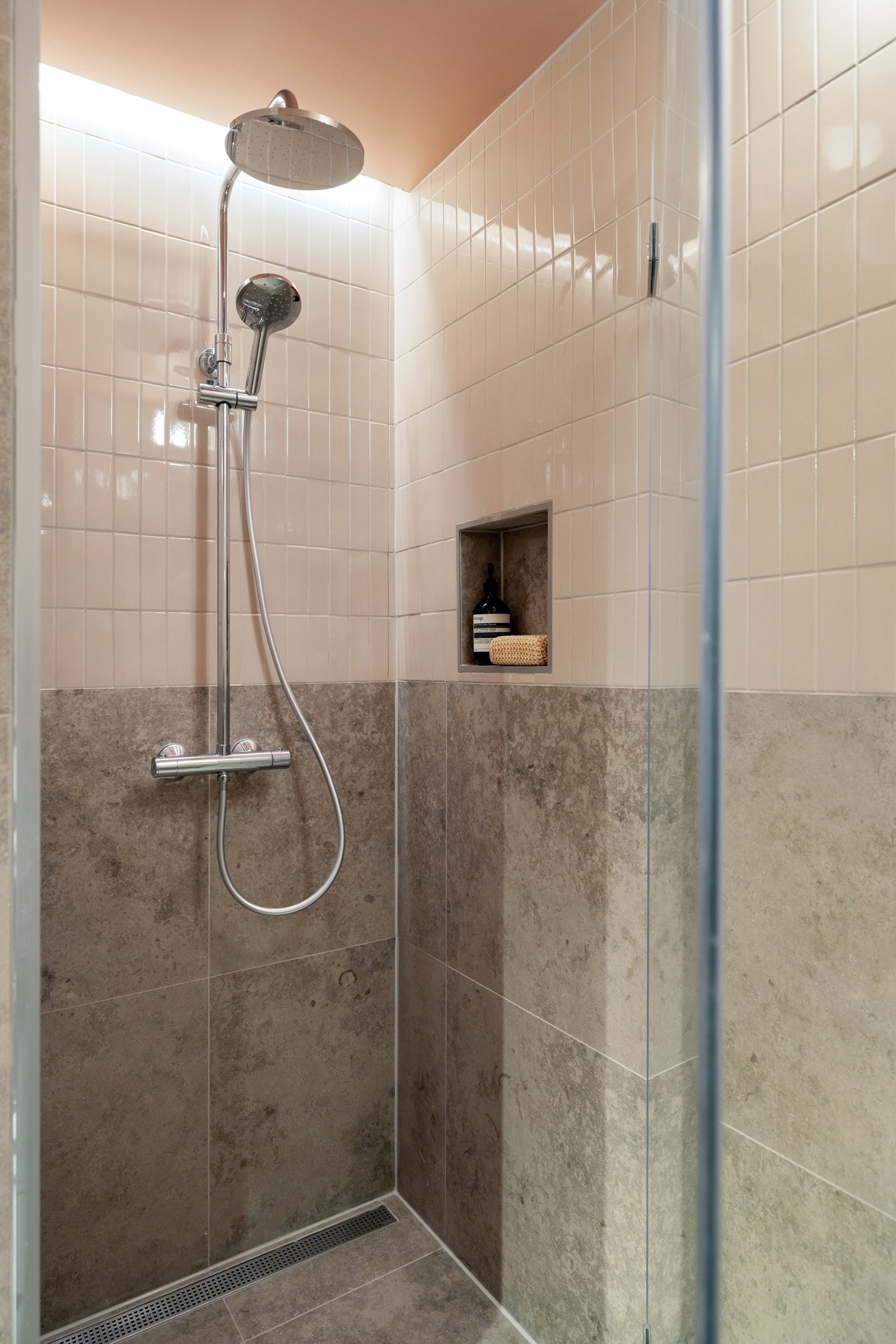 Dusjsonen har regnfallsdusj fra Sanipro Rio, innfelt nisje og diskret LED-belysning som gir et eksklusivt preg. Her er det også en innfelt nisje for såpe. Galleribilde