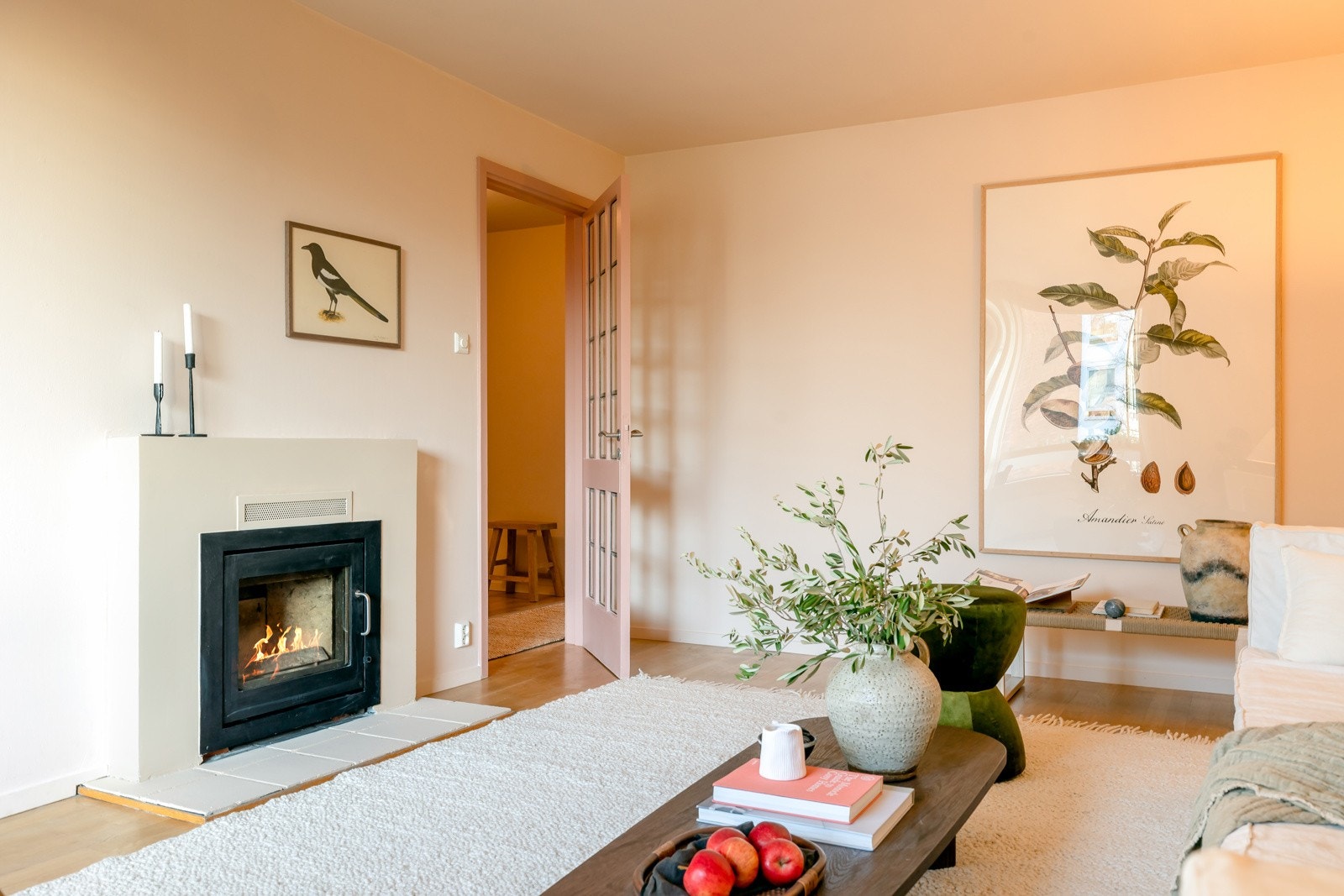 Dør med glassfelt mot entreén som gir et åpent og luftig preg. Galleribilde