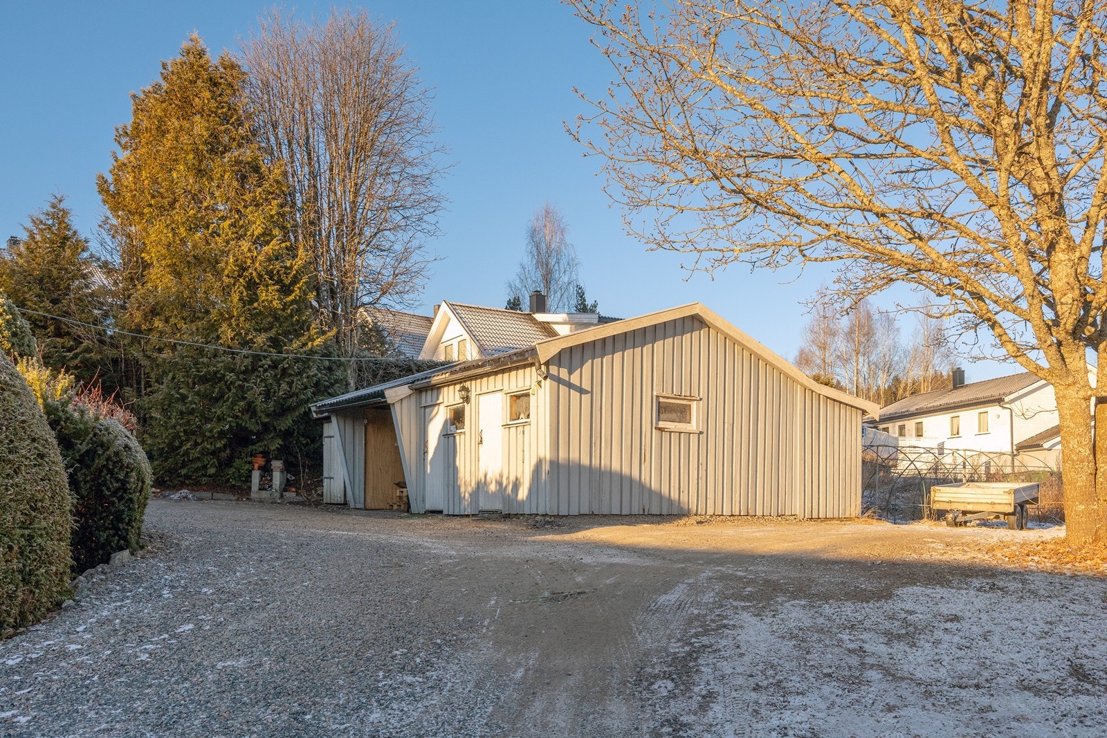 På tomten står det også et eldre uthus med garasje, fire boder og et samlet areal på ca. 46 kvm. Galleribilde