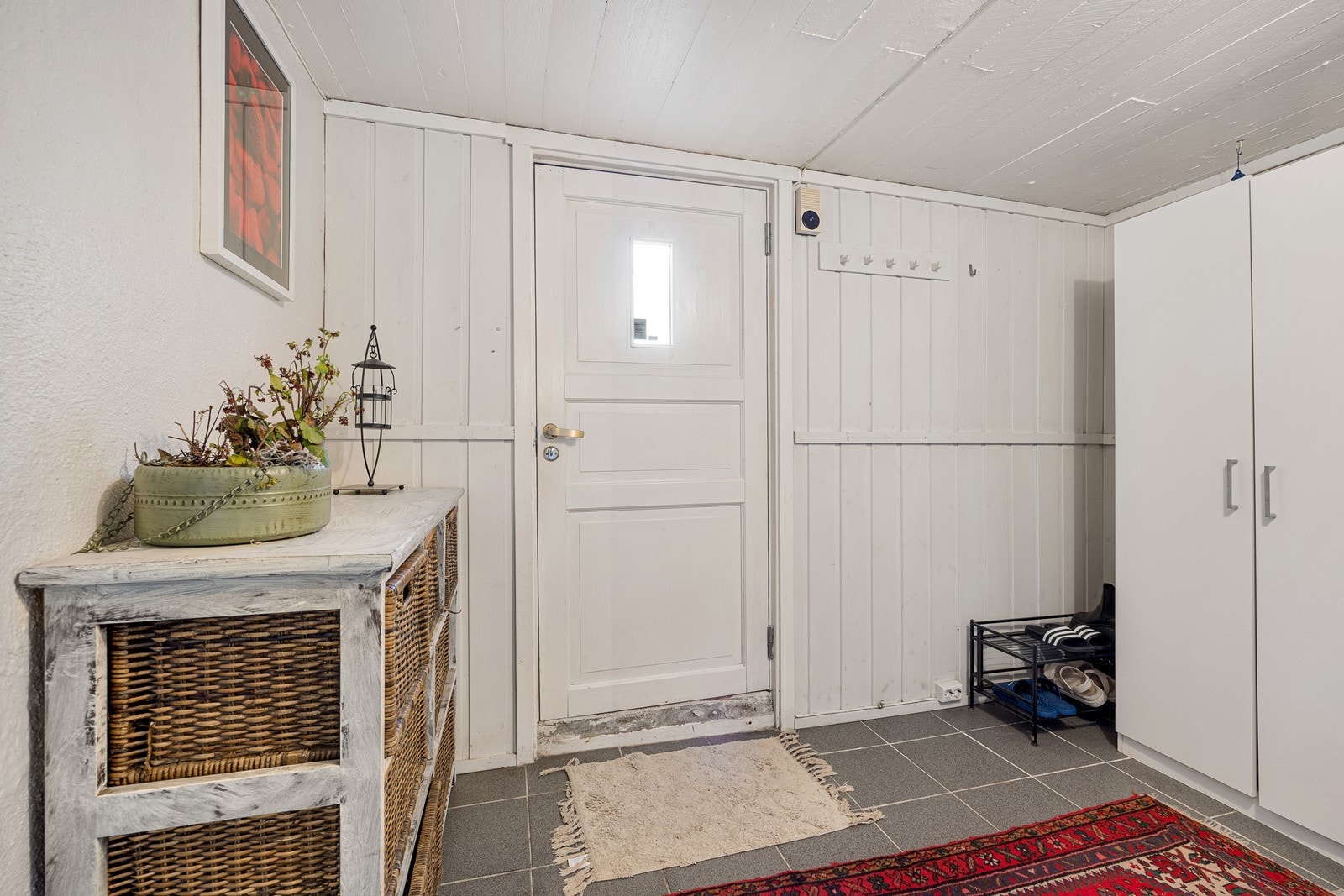 Det er utvendig adkomst til underetasjen. Entreen i underetasjen har plass til ulike oppbevaringsmøbler. Galleribilde