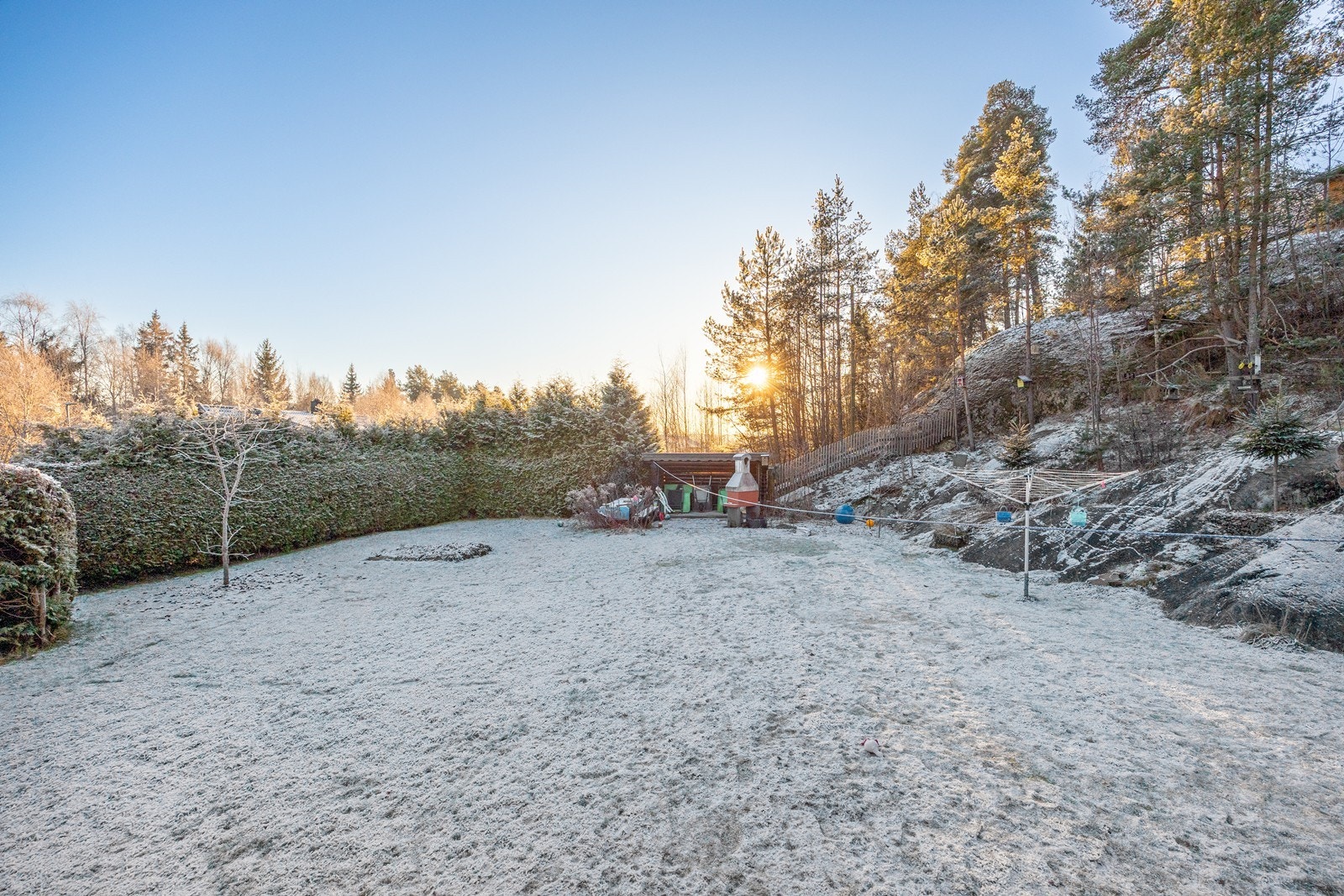 Fra eiendommen er det umiddelbar nærhet til skogen og friarealer med blant annet vann, turstier og gapahuker med grillplasser. Galleribilde