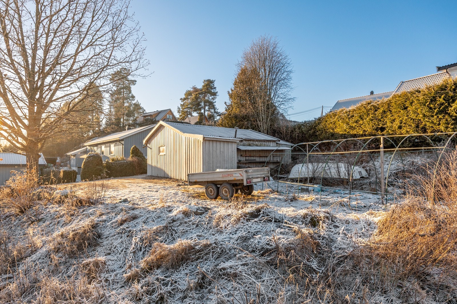 Bak uthuset er det lagringsplass til diverse utstyr, eller også plass til en grønnsakshage hvis man ønsker. Galleribilde