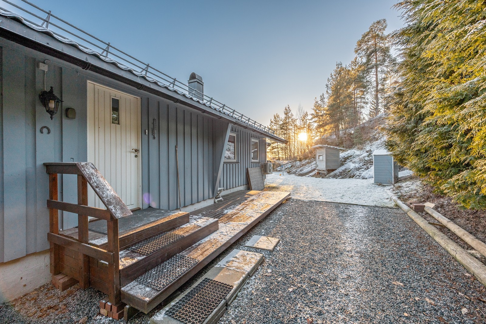 Hovedinngangen er overbygd, utstyrt med belysning og ringeklokke. Godt skjermet på baksiden har inngangspartiet plass til benker eller et koselig kafésett. Galleribilde