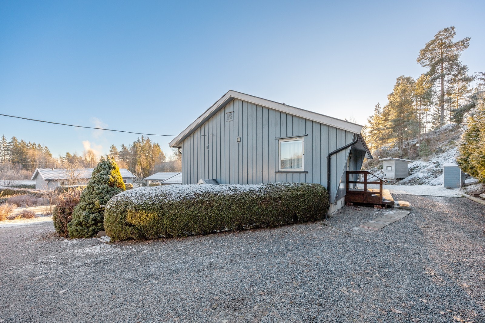 Helt frem til hovedinngangen har tomten en gruslagt gårdsplass med gode muligheter for parkering. Galleribilde