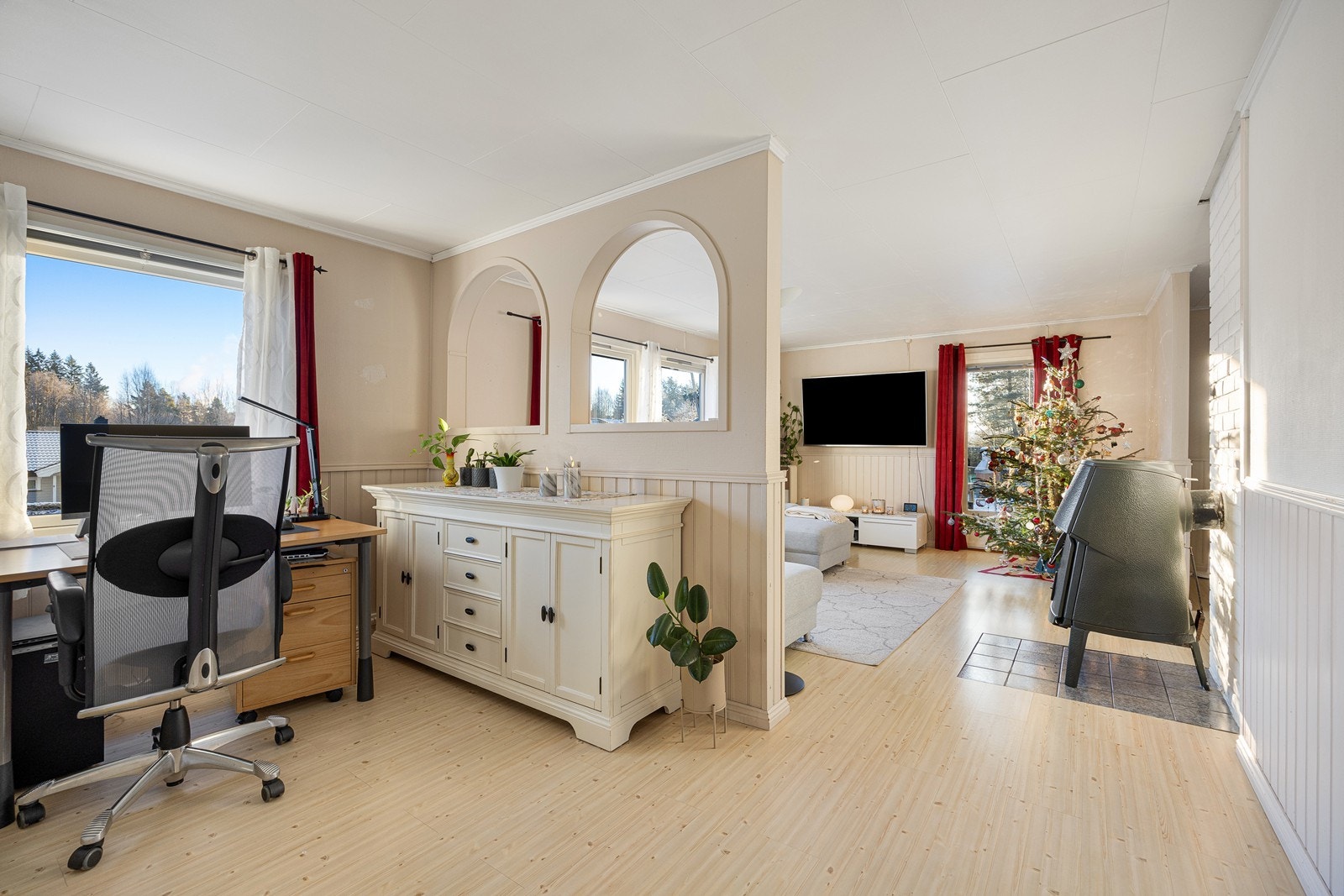 I tilknytning til stuen er det en adskilt avdeling som selger benytter til kontor. Galleribilde