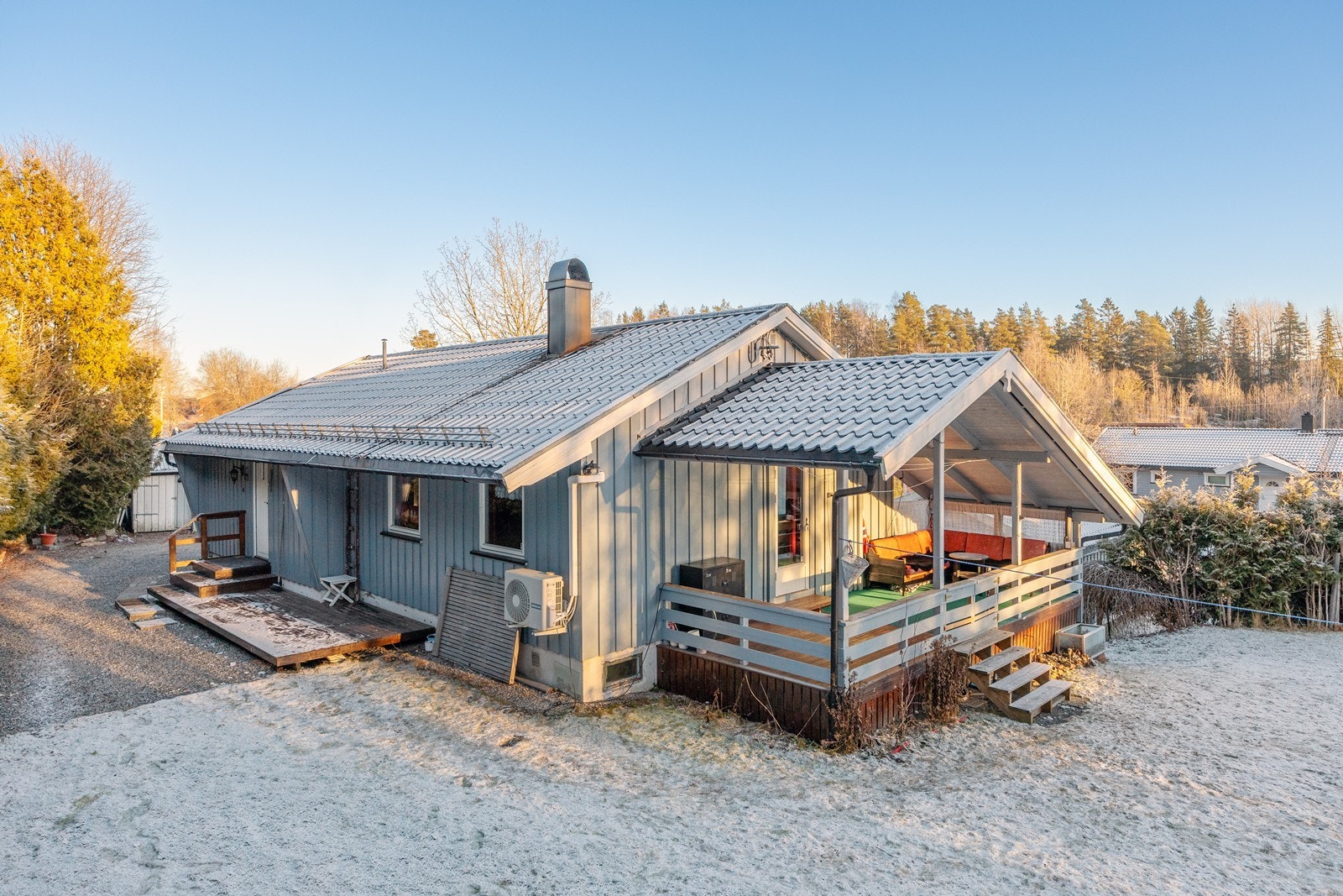 Tomten er opparbeidet med hekker, store plenarealer og diverse beplantning - supplert av fjell i dagen og stedlig vegetasjon. Galleribilde