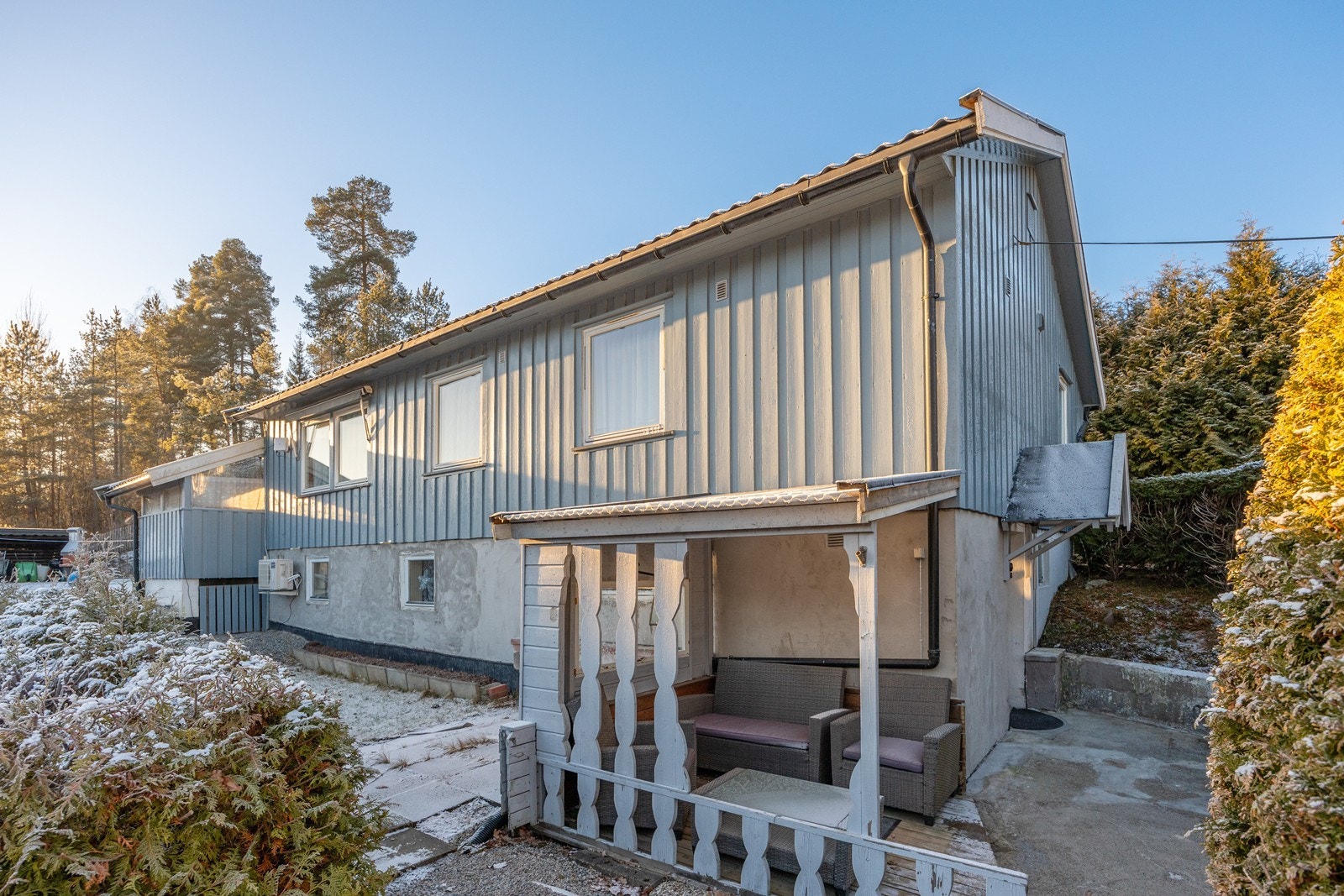 Ved inngangen til underetasjen finner man en overbygd markterrasse på rundt 6 kvm. Galleribilde
