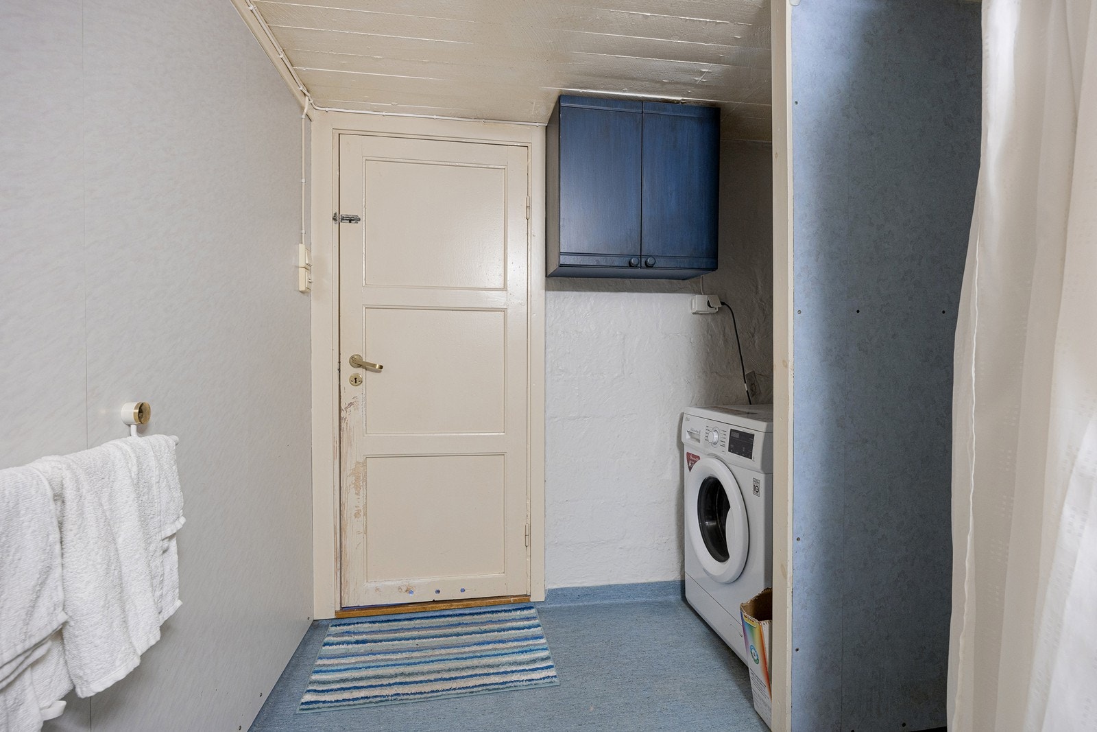 Opplegg for vaskemaskin er etablert, og badet har toalett, enkel servant og åpent dusjhjørne. Galleribilde