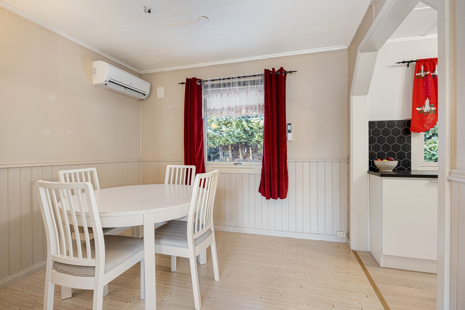 Boligen har en vinkelstue som gir god møbleringsfrihet, og det passer fint å ha spisestuen i tilknytning til kjøkkenet. Galleribilde