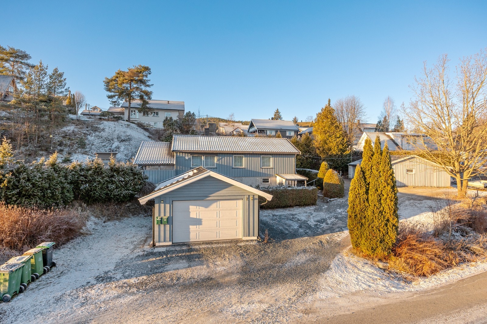 Garasjen har flislagt gulv og elektrisk portåpner, i tillegg til innlagt strøm og belysning. Galleribilde