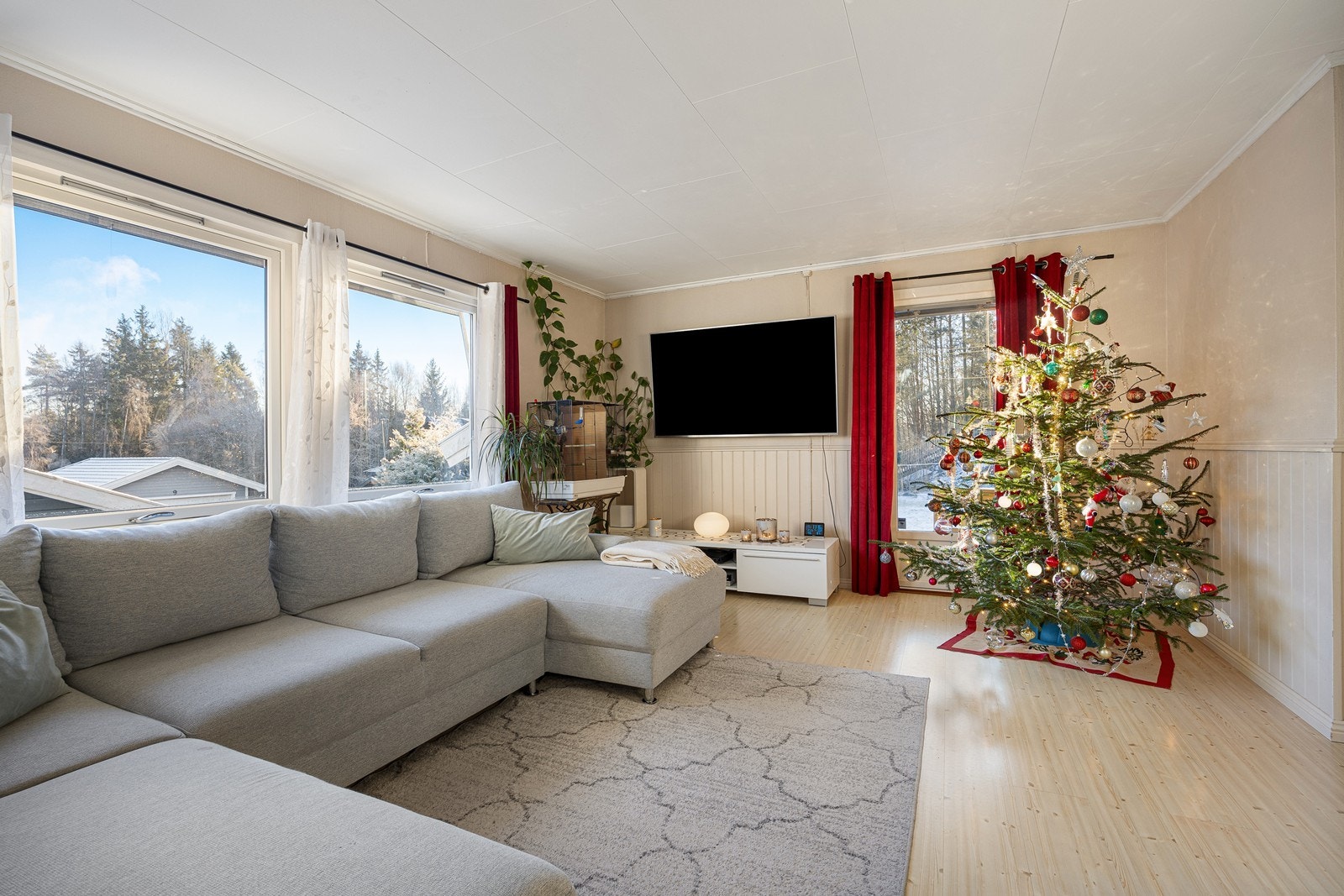 Det er godt lysinnslipp til rommet fra to sider. De store vinduene inkluderer en glassdør til terrassen. Galleribilde