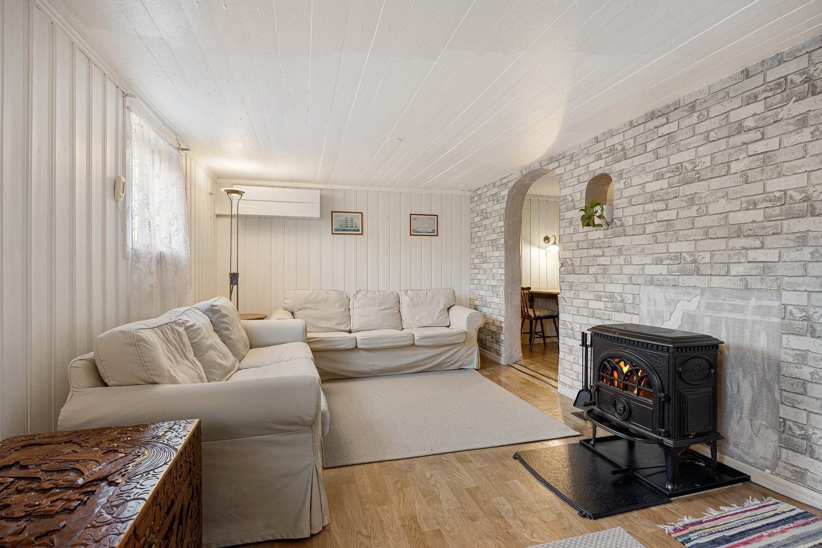 Innredet rom i underetasjen, benyttet som stue, har en takhøyde på under 220 cm og er derved ikke innenfor kravene til oppholdsrom. Galleribilde