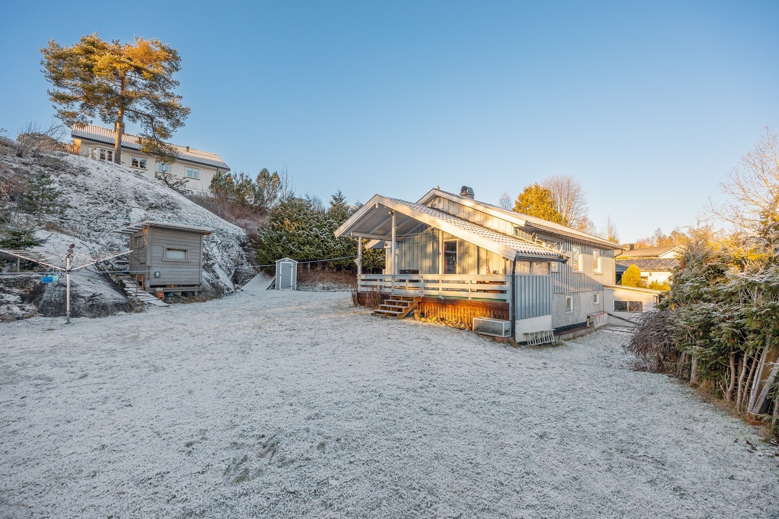 Hagen innbyr til lek for de minste, med god plass til trampoline, ballspill og lekeapparater. Galleribilde