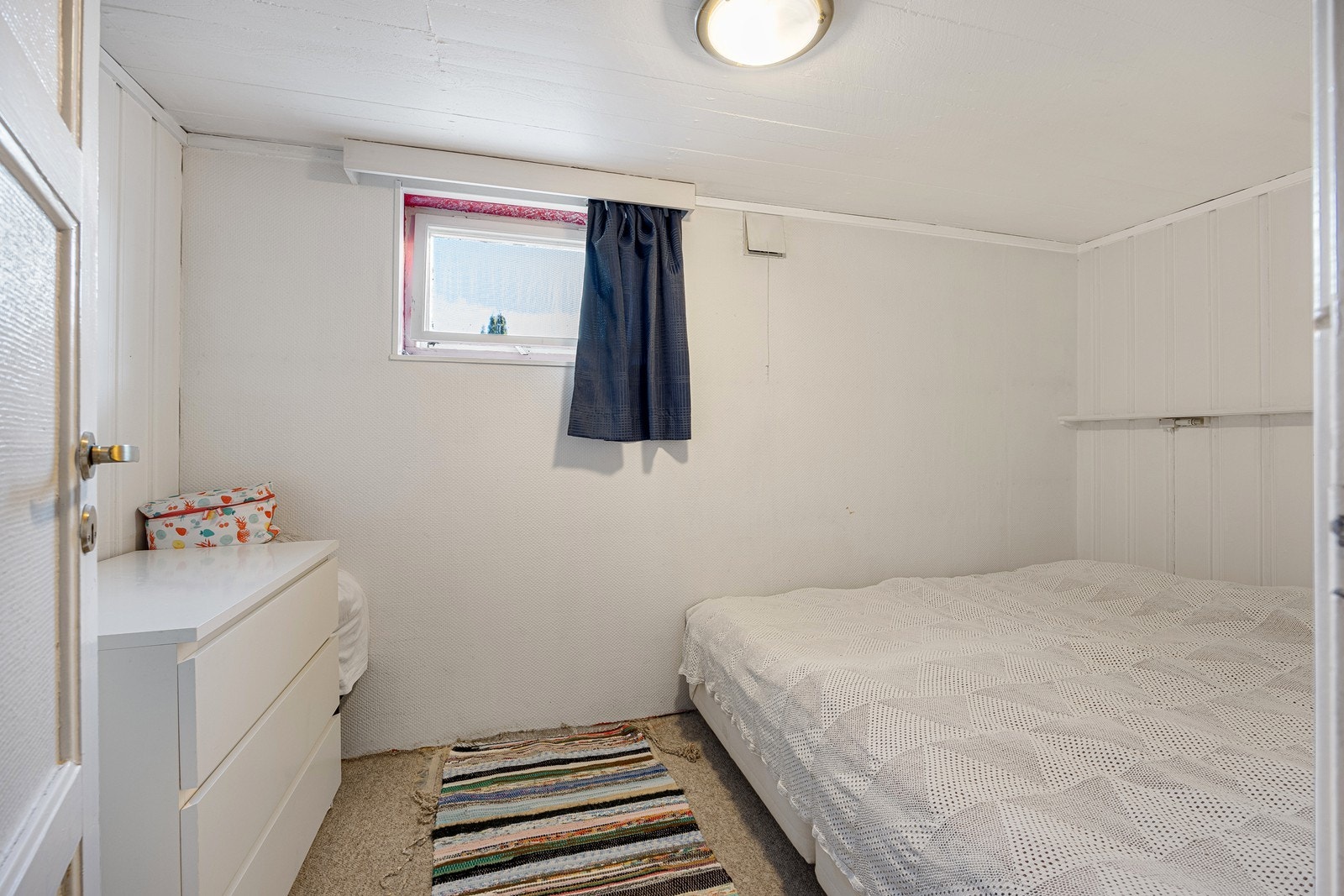 Innredet rom i underetasjen benyttet til soverom er ikke godkjent til denne bruken. Takhøyden er for lav og det er for lite lysinnslipp til rommet. Galleribilde