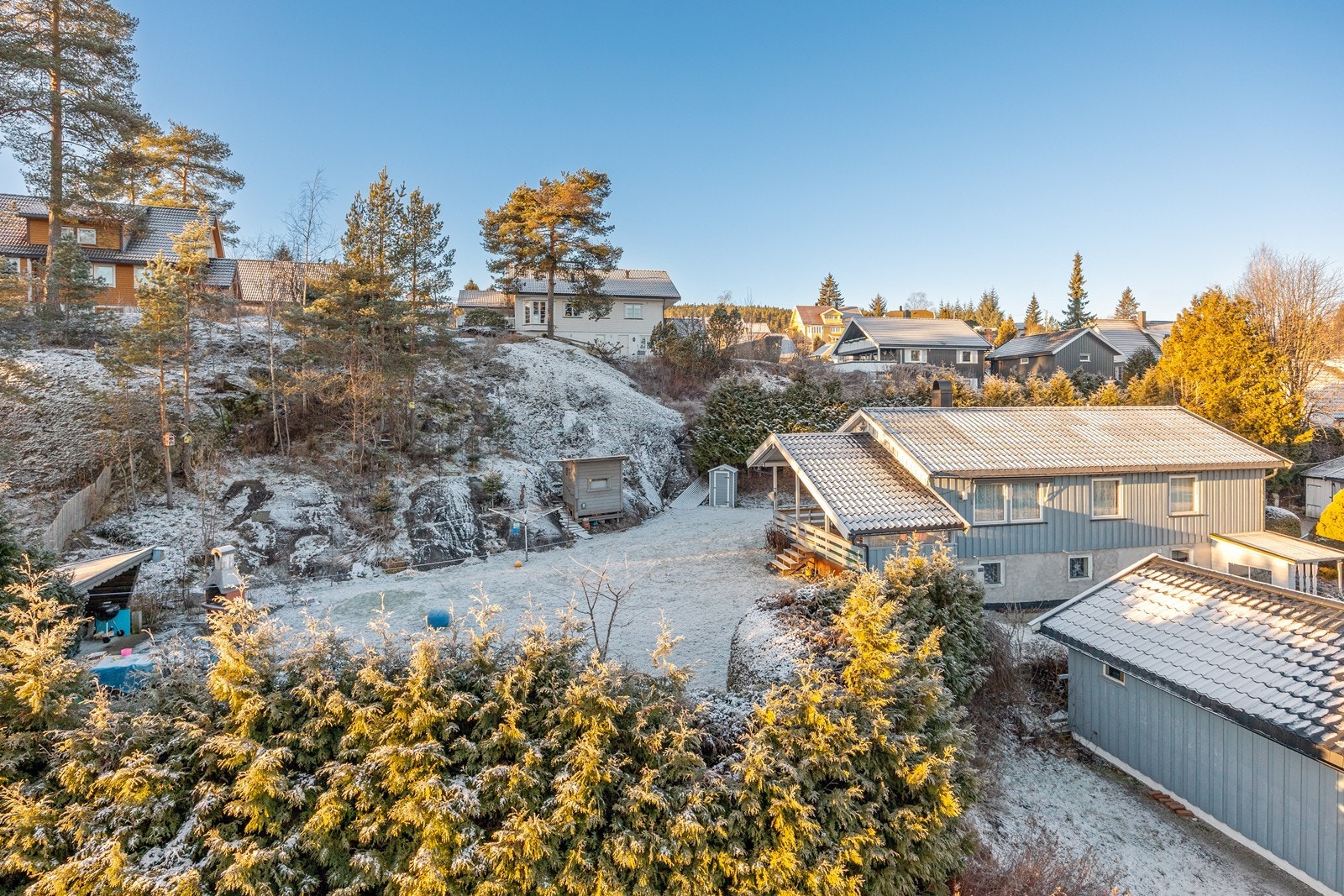 Boligen ligger skjermet og usjenert til i en trafikkstille blindvei. Beliggenheten er ideell for familier, i trygge og rolige omgivelser med gangavstand til skoler, barnehager og fritidsaktiviteter. Galleribilde