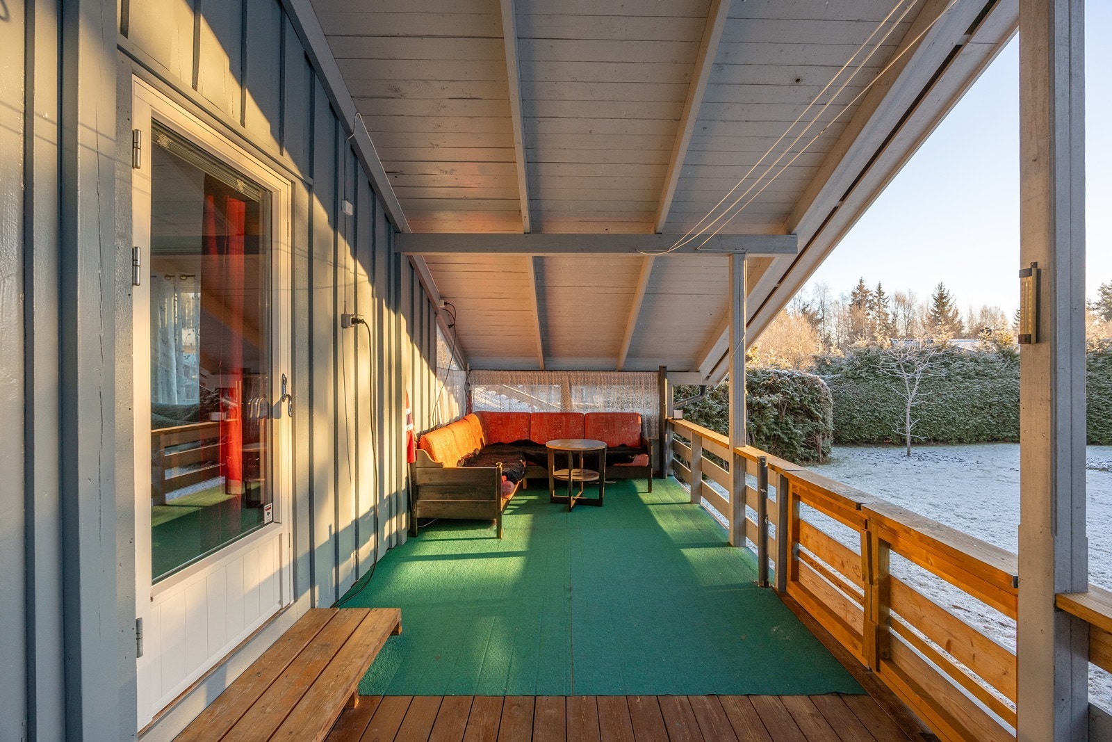 Fra stuen er det utgang til en sydvestvendt og overbygget terrasse med trapp ned til hagen. Galleribilde