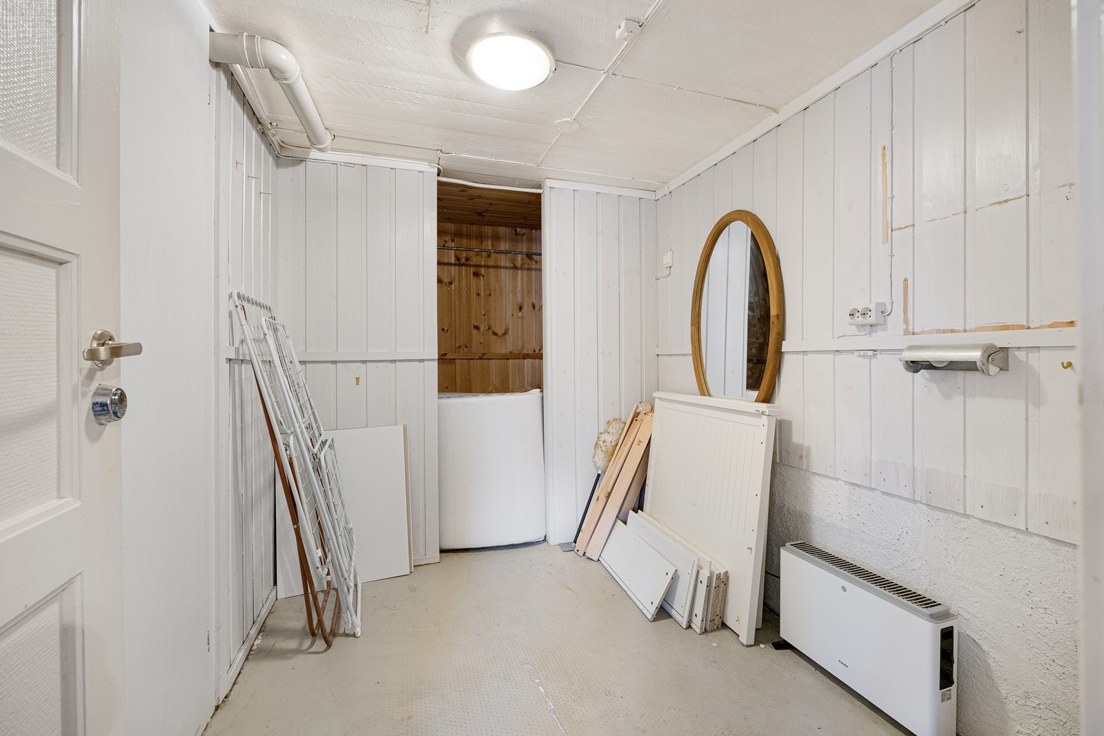 Boligen har bodplass i hovedetasje, underetasje og i uthusene. Galleribilde