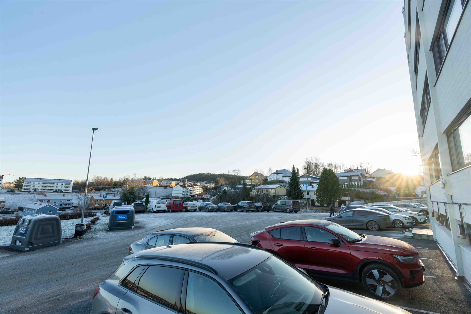 Det medfølger ingen parkeringsplass, men det er ledige plasser i borettslaget for leie. En plass koster 50,- per måned. Galleribilde