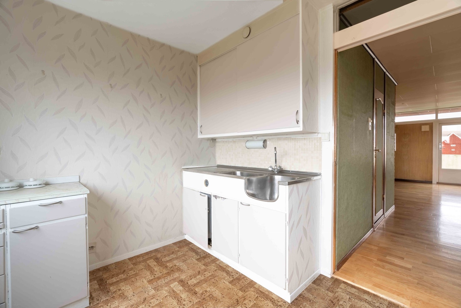 Romslig leilighet med stor stue, eget kjøkken, soverom og bad. Galleribilde