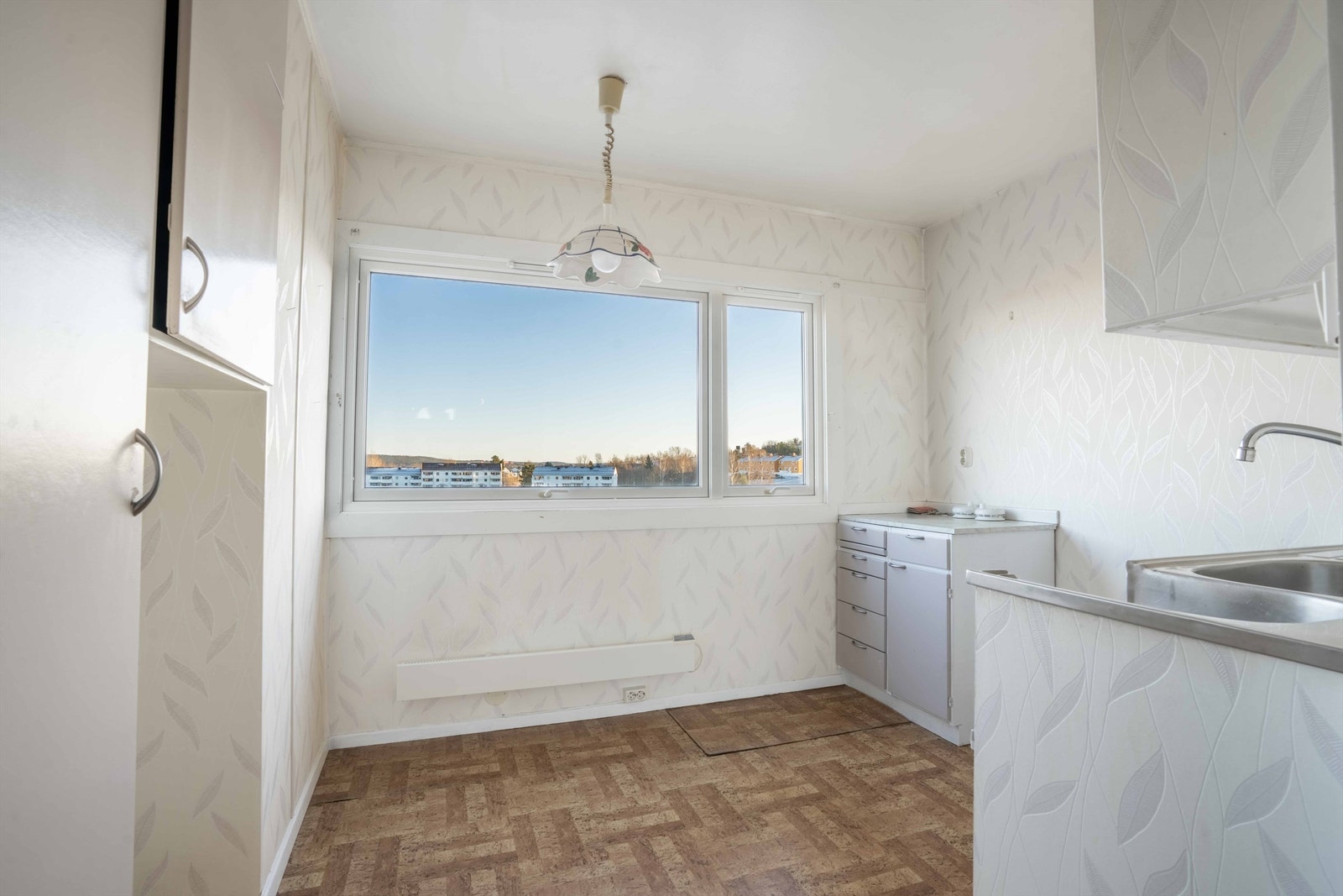 Leiligheten er original med behov for oppussing, men ligger fint til i toppetasjen uten innsyn. Galleribilde