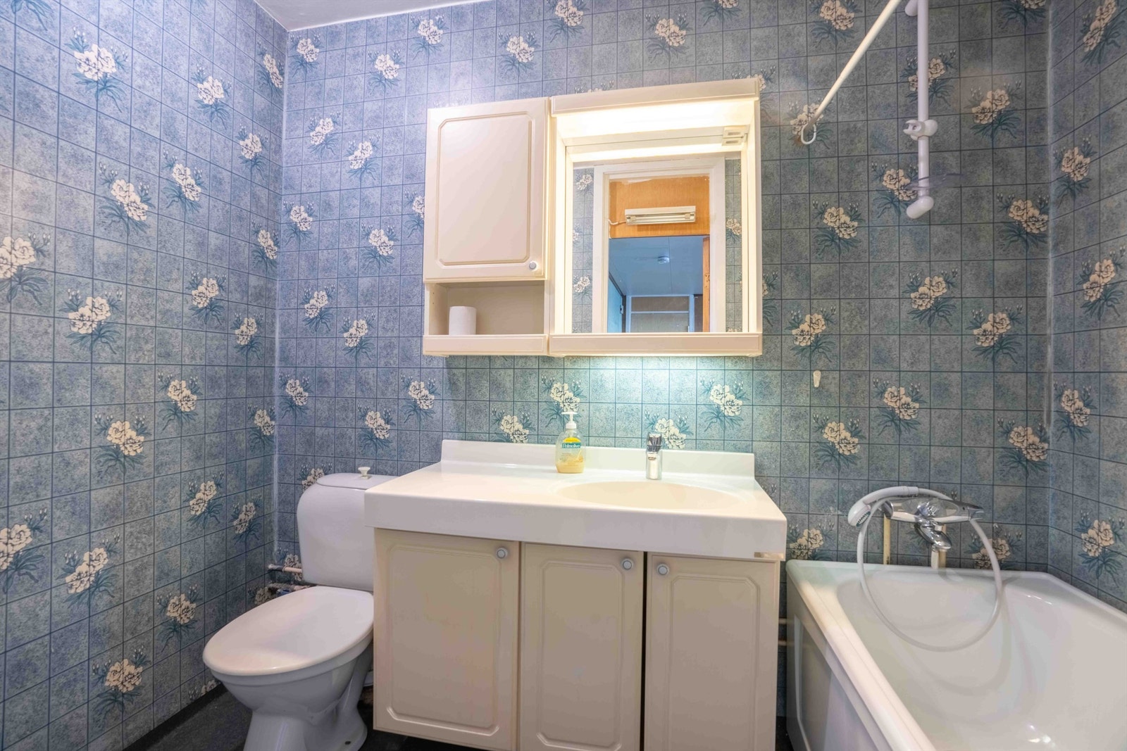 Badet har gulvbelegg på gulv og våtromstapet på vegger, som gir et godt utgangspunkt for oppussing uten pigging av fliser. Galleribilde