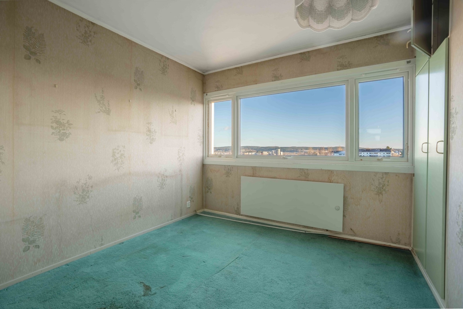 Soverom med plass til dobbeltseng og garderobeløsning. Store vindusflater som gir godt med naturlig belysning. Galleribilde