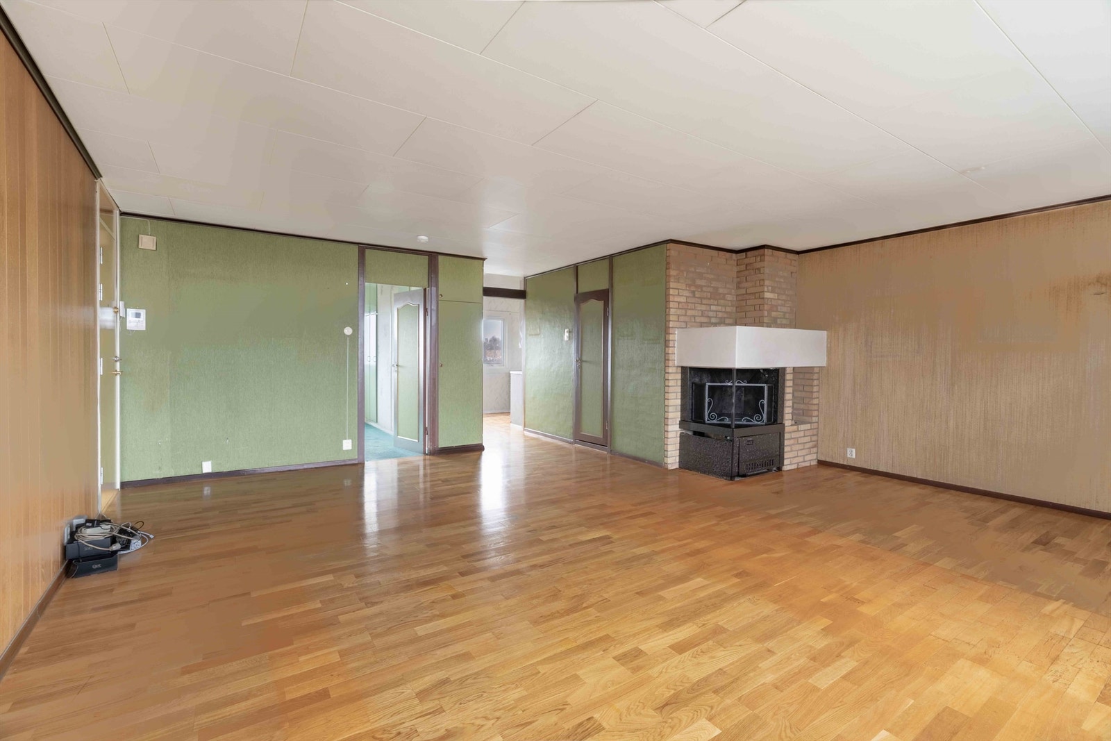 Stue av god størrelse med utgang til balkong. Galleribilde