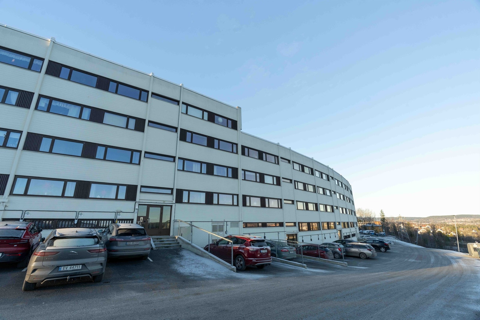 Leiligheten ligger sentralt til med gangavstand til barnehager, skoler, dagligvare og et rikt servicetilbud. Galleribilde