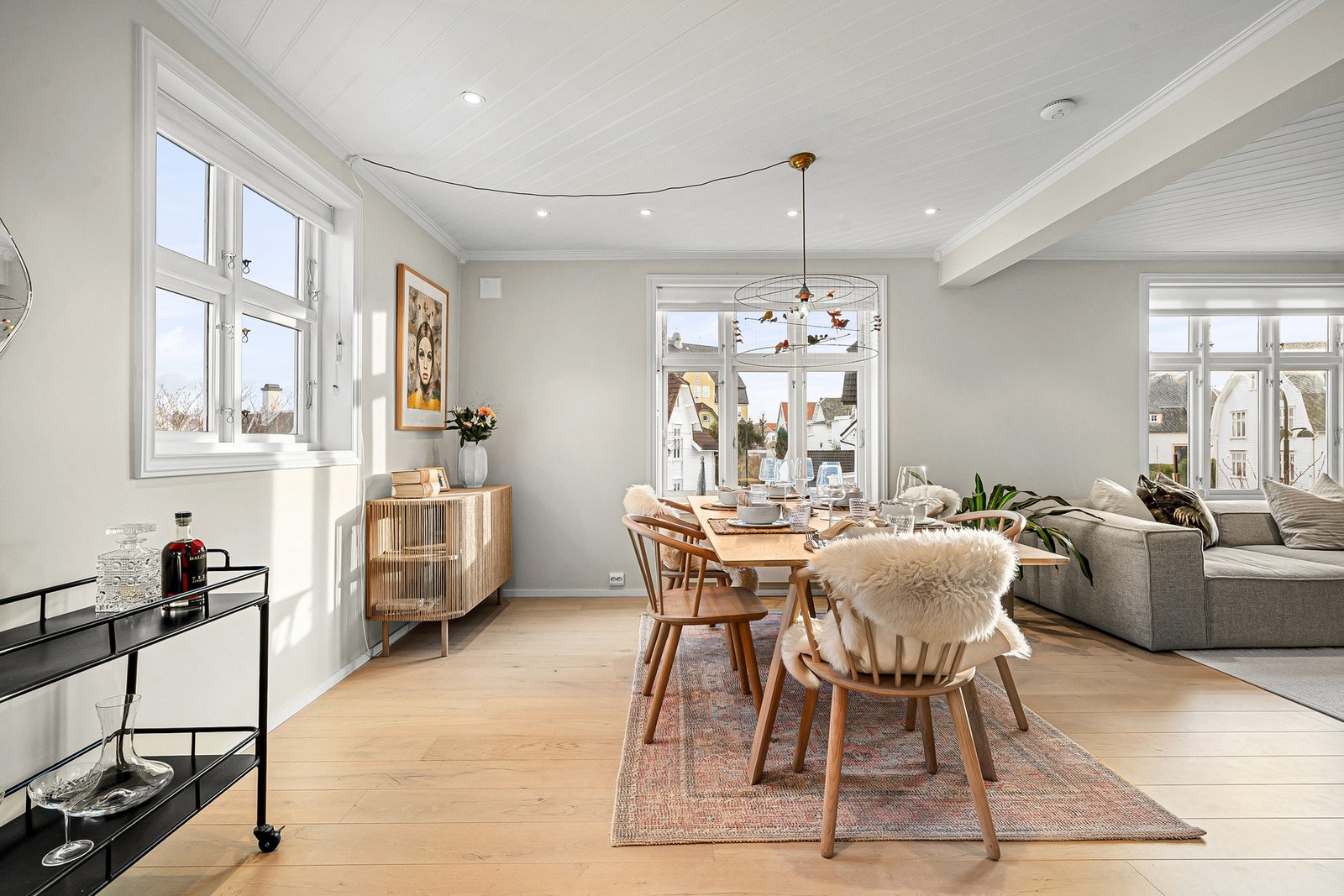 Det er god plass til et spisebord som rommer både familie og venner. Galleribilde