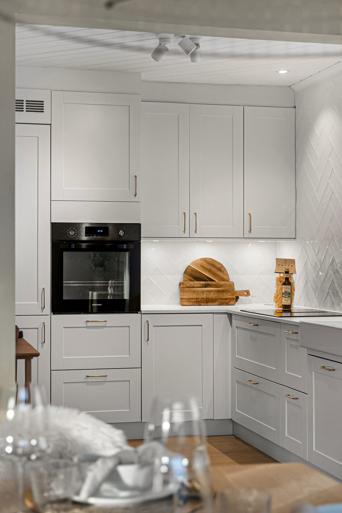 Alle hvitevarene er integrerte og medfølger i handelen. Galleribilde