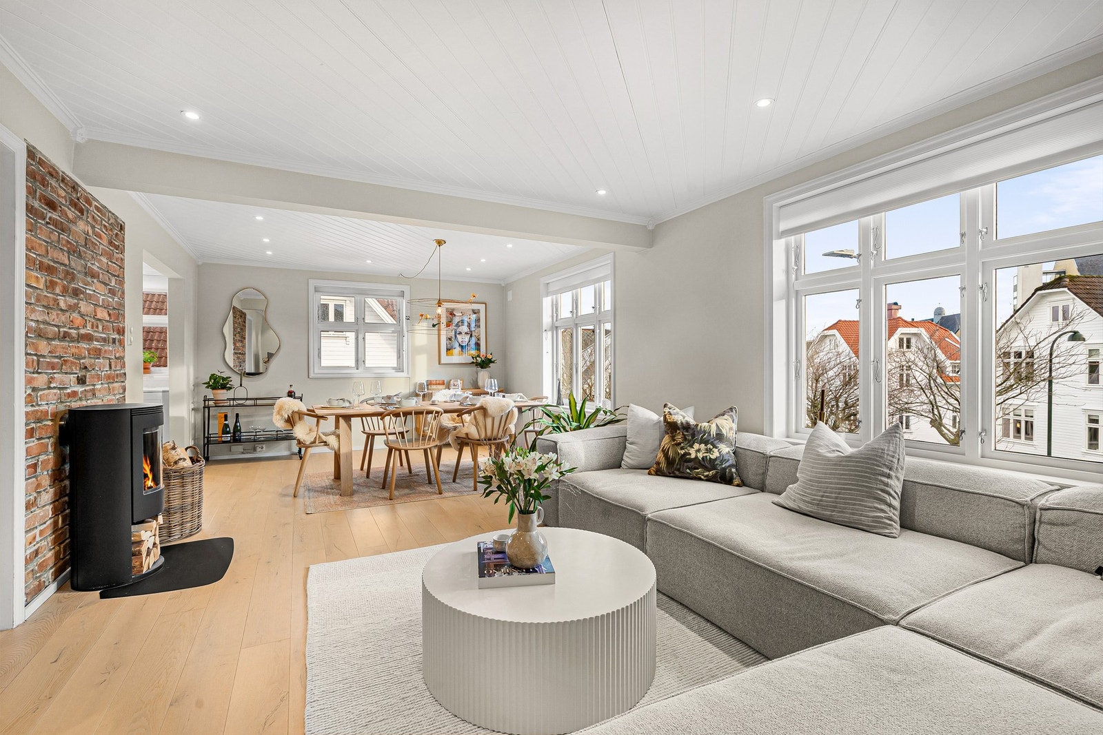 Lysinnslipp fra tre himmelretninger skaper en lys og luftig romfølelse. Galleribilde