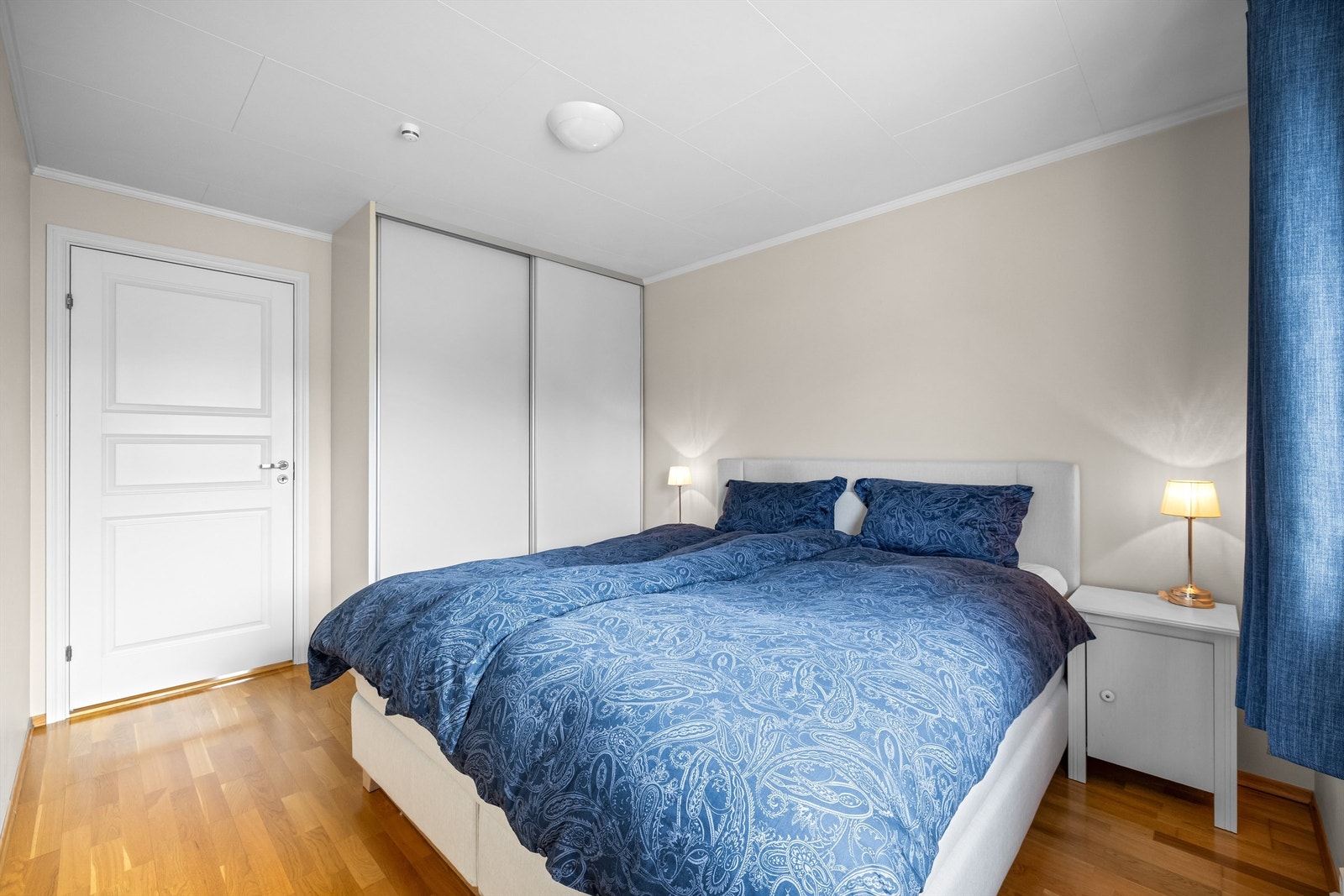 Hovedsoverommet er av god størrelse med god plass til dobbeltseng, nattbord og garderobeløsning. Garderobeskap medfølger. Galleribilde