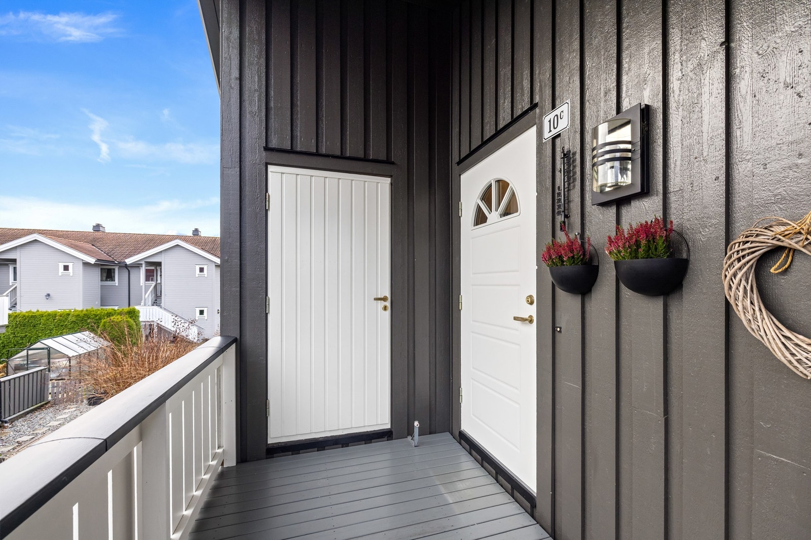 Leiligheten har et overbygget inngangsparti med direkte tilgang til en utvendig sportsbod. Galleribilde