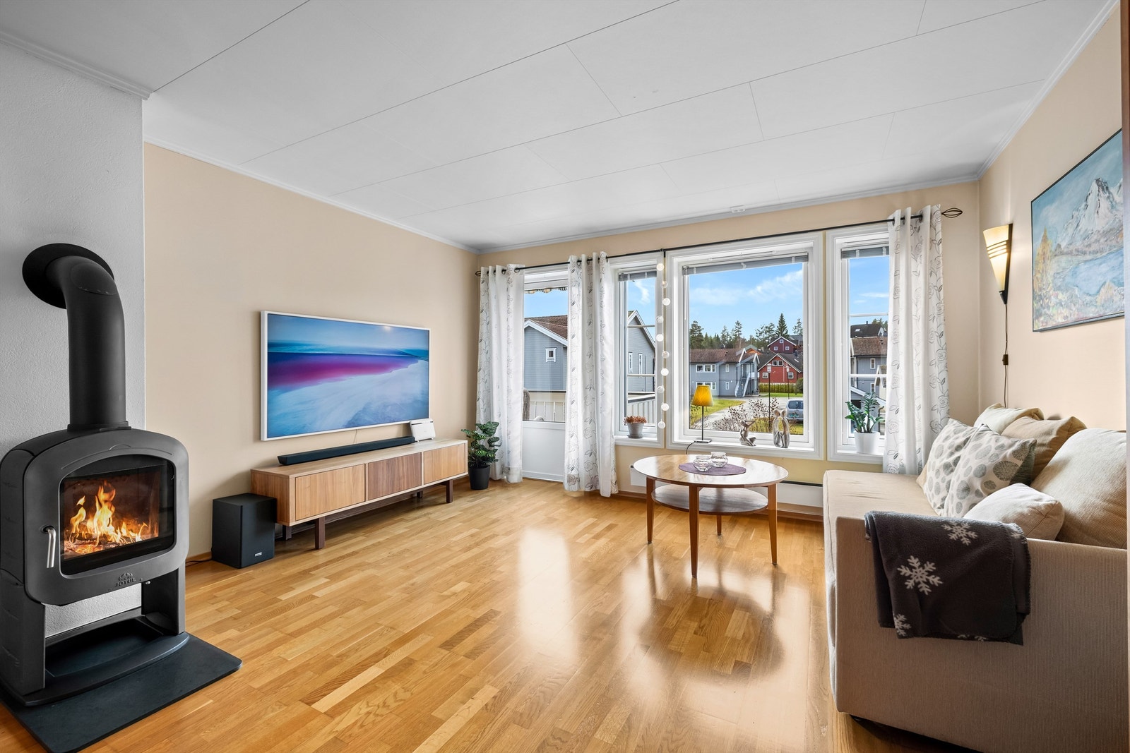 Store vindusflater gir flott lysinnslipp gjennom dagen. Galleribilde