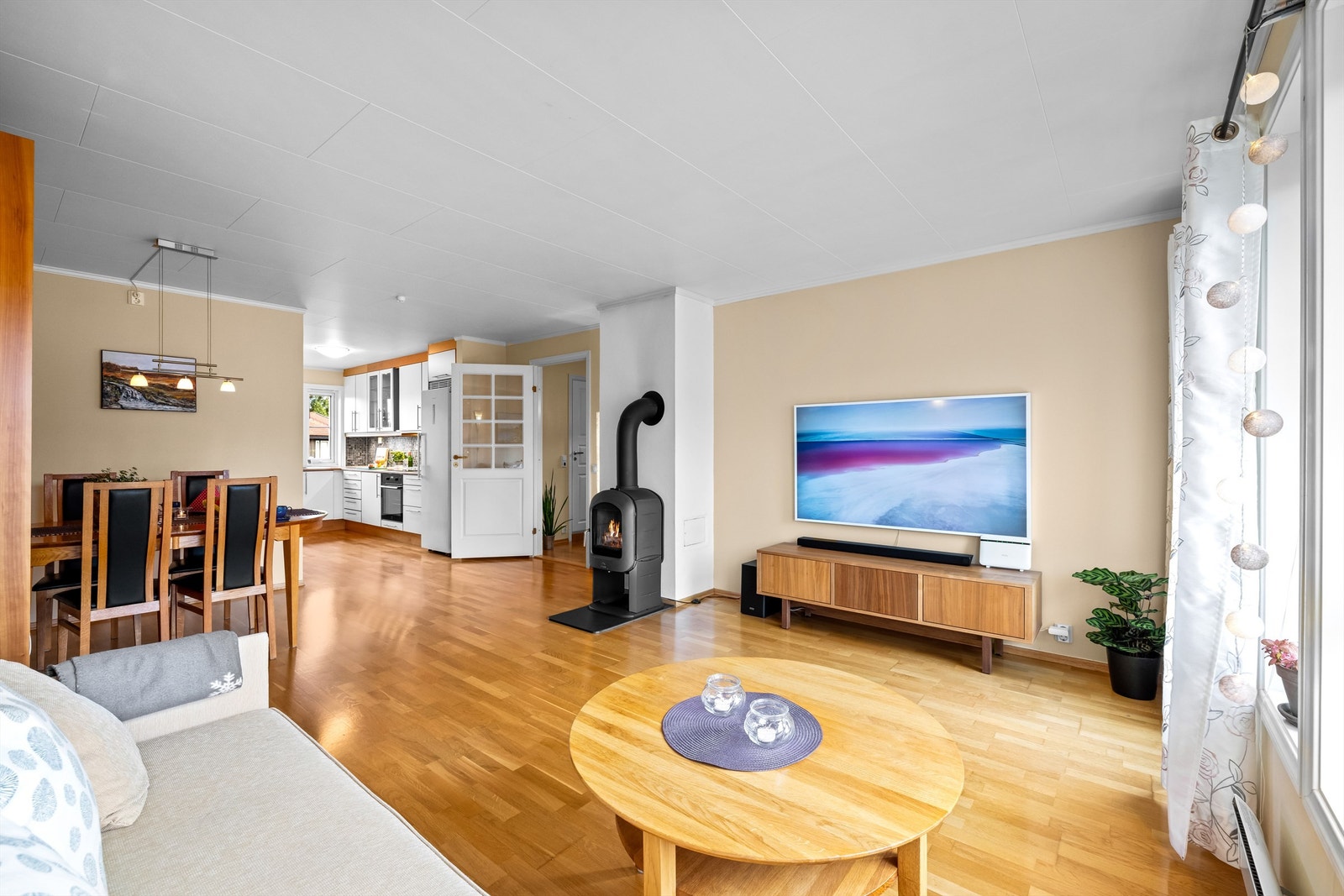 Boligen er oppvarmet ved panelovner, vedfyring i stue samt gulvvarme på baderom. Galleribilde