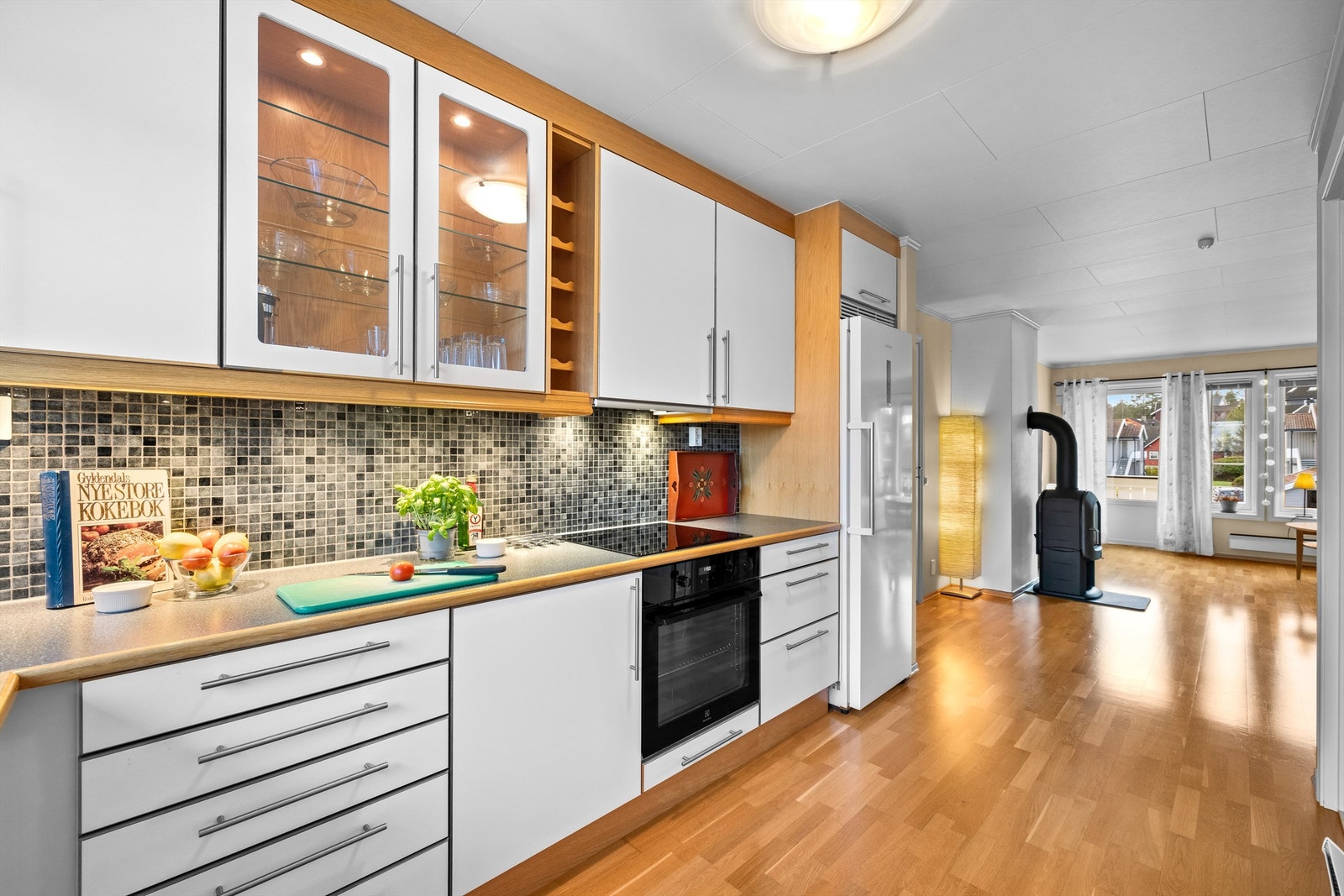 Plass for frittstående oppvaskmaskin og kjøleskap. Under kjøkkenbenken er det en varmtvannsbereder på 110 liter fra 2024. Galleribilde