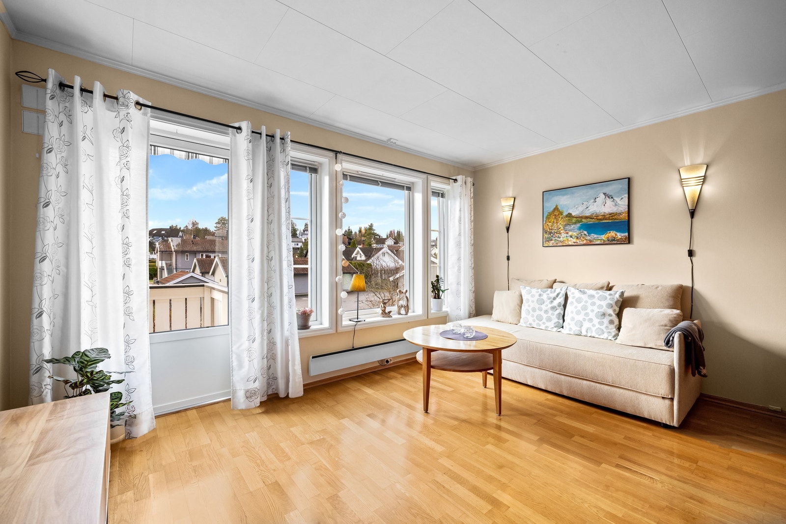 Fra stuen har du utgang til en sørvestvendt veranda. Galleribilde