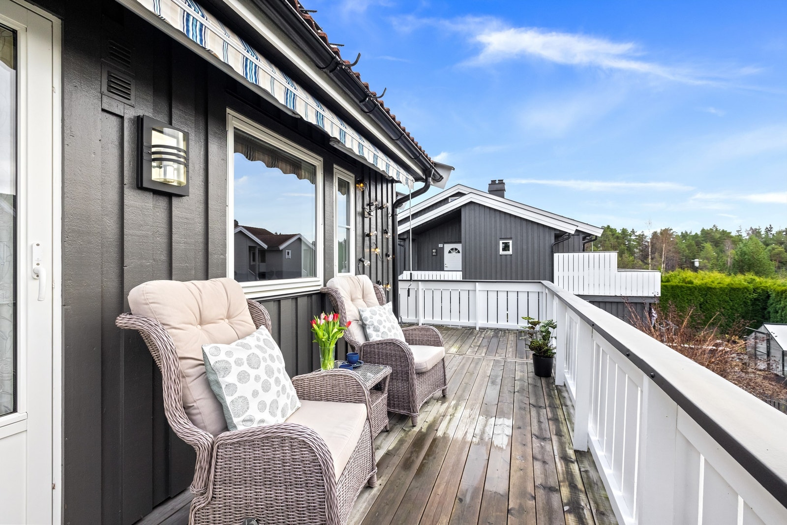 En lys og luftig 3-roms leilighet med solrik veranda, garasjeplass m/lader og attraktiv beliggenhet like ved marka! Galleribilde