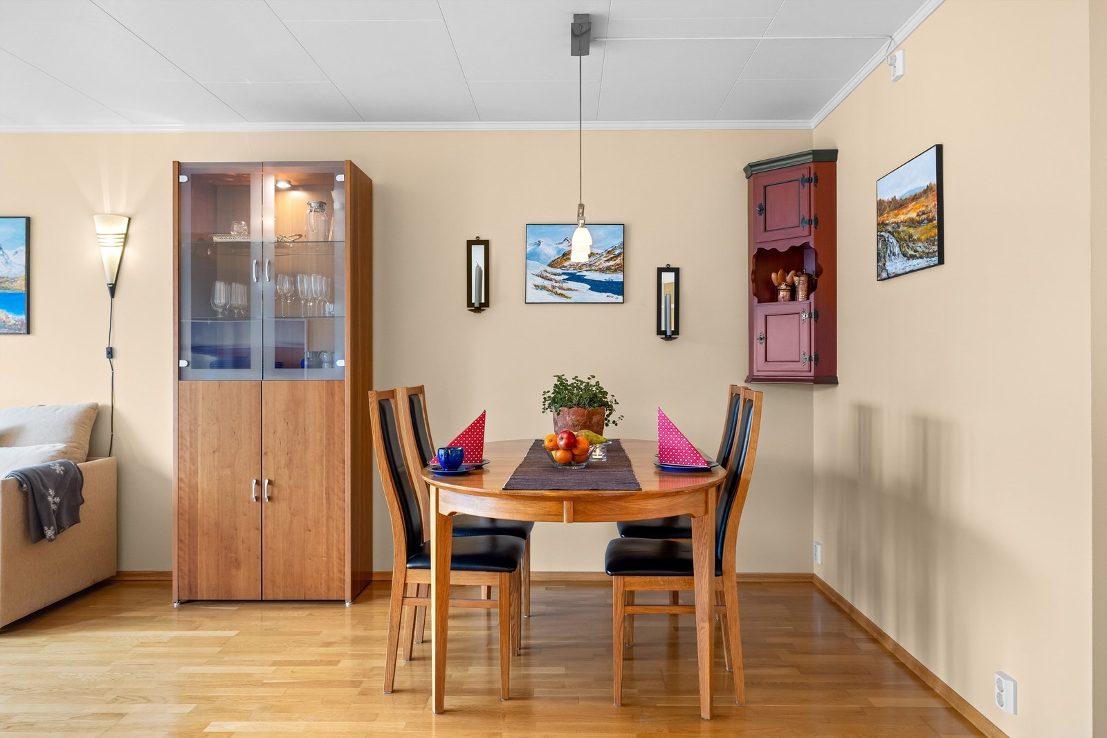 Naturlig spiseplass i stuen nær kjøkkenet. Galleribilde