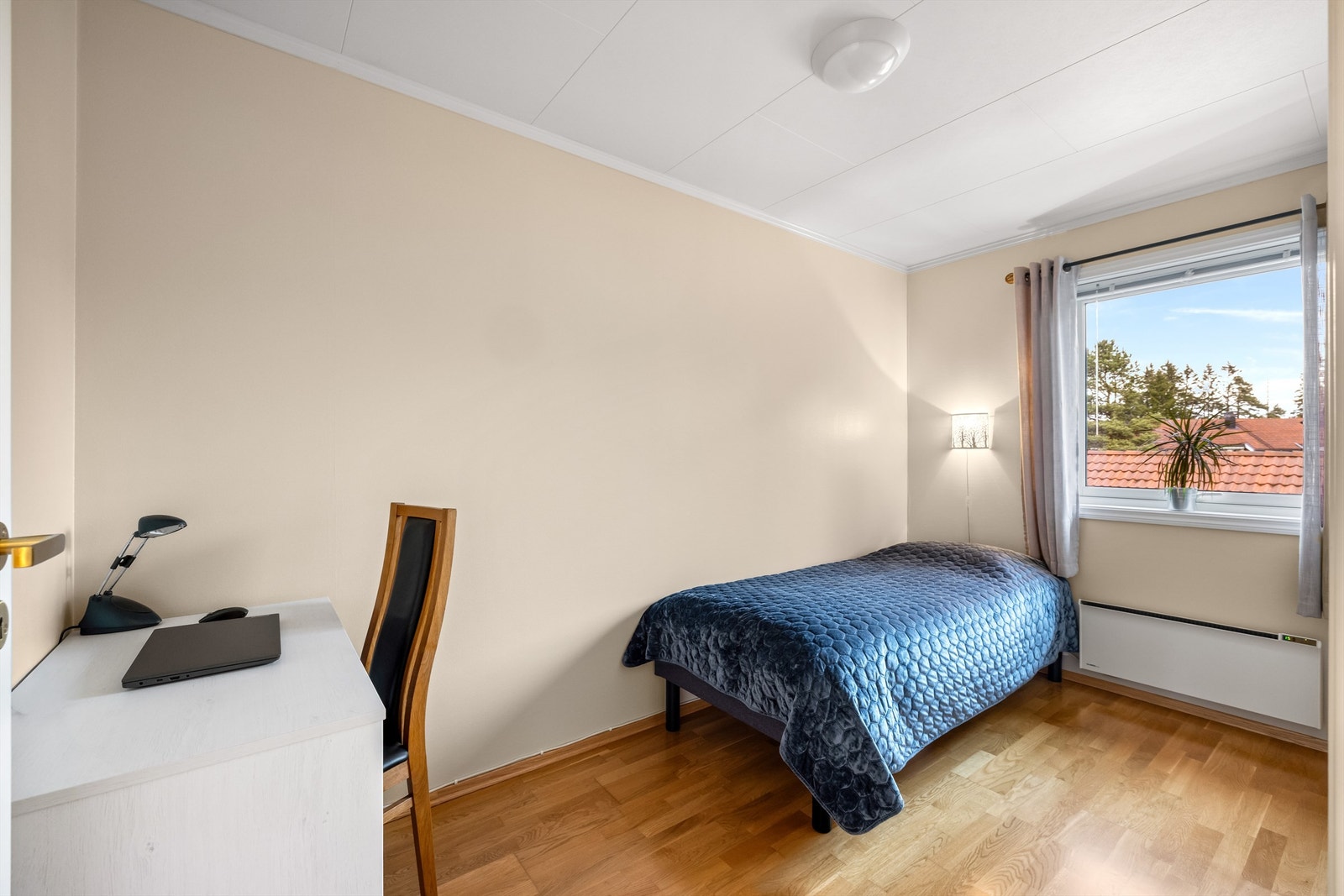 Det andre soverommet egner seg godt som barnerom, gjesterom eller hjemmekontor, med plass til både seng og skrivepult. Galleribilde