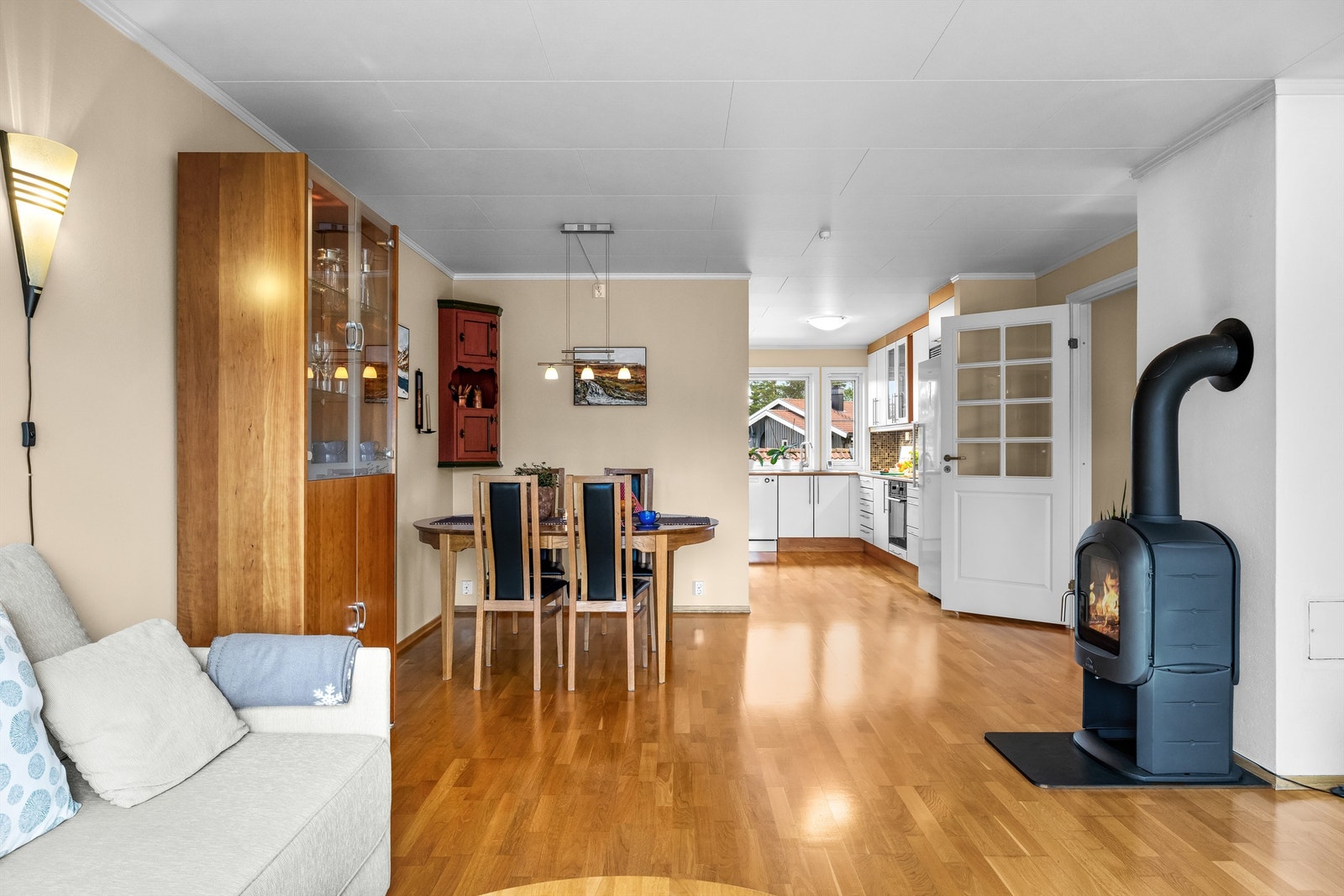 Kjøkkenet ligger i åpen løsning mot stue. Galleribilde