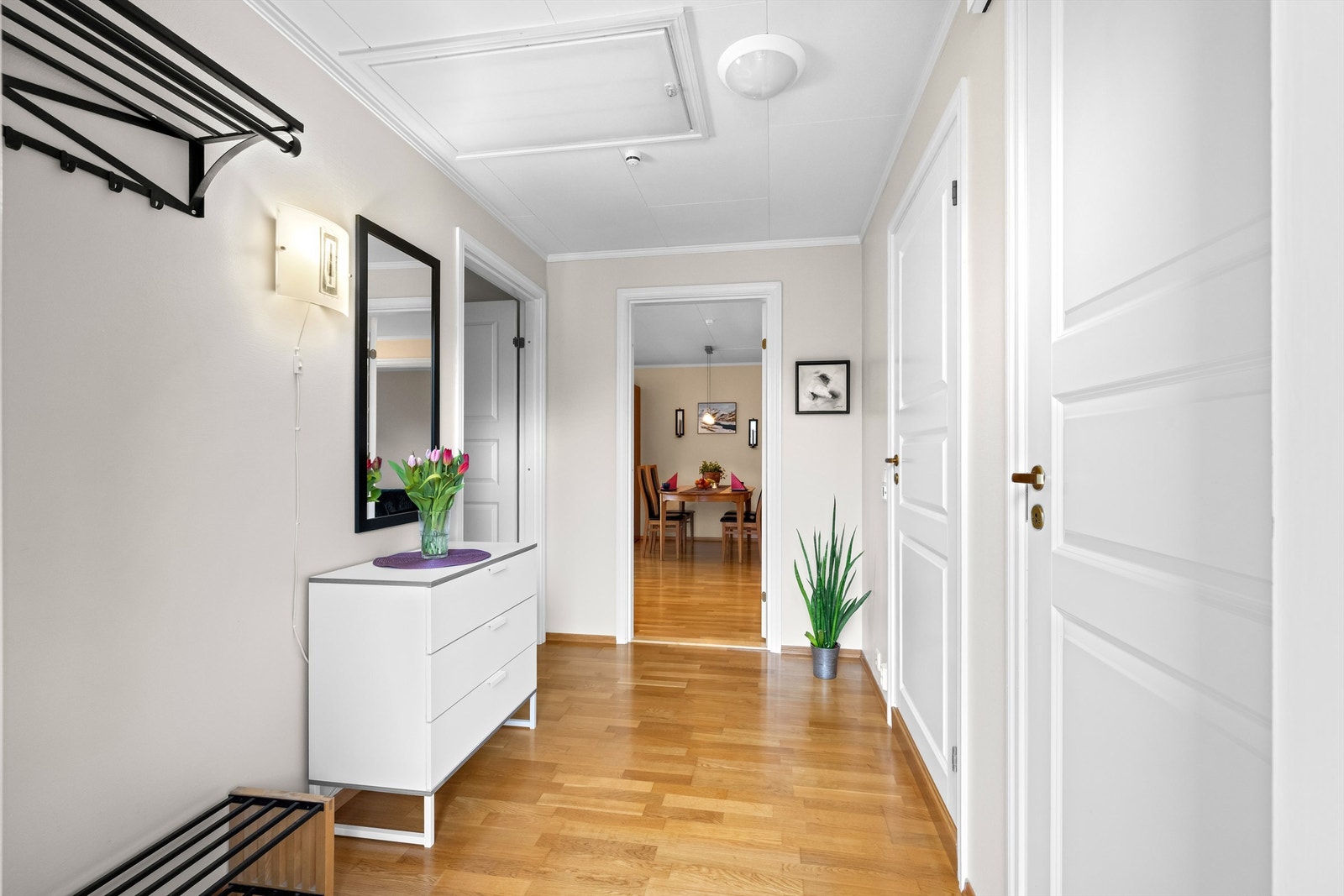 I entréen er det også luke til et uinnredet kaldloft med praktiske lagringsmuligheter. Galleribilde