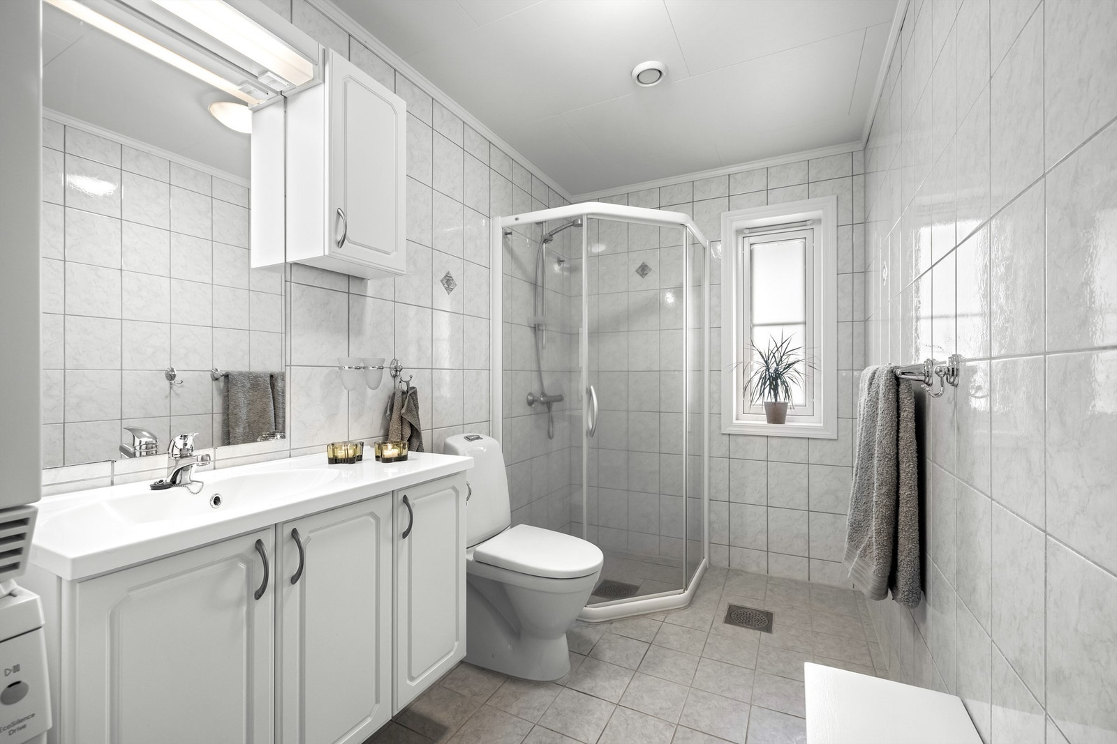 Lyst, flislagt bad fra byggeår med behagelig gulvvarme. Galleribilde