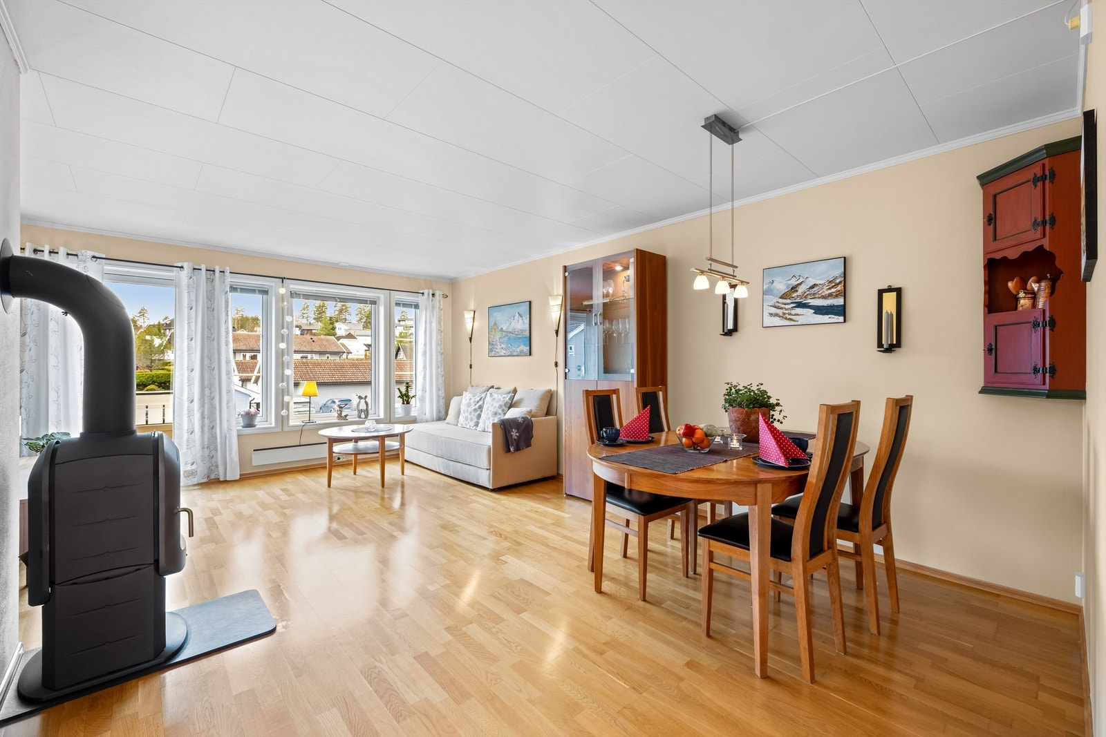 Stuen har flere møbleringsmuligheter, med plass til både sofakrok og spisebord. Galleribilde